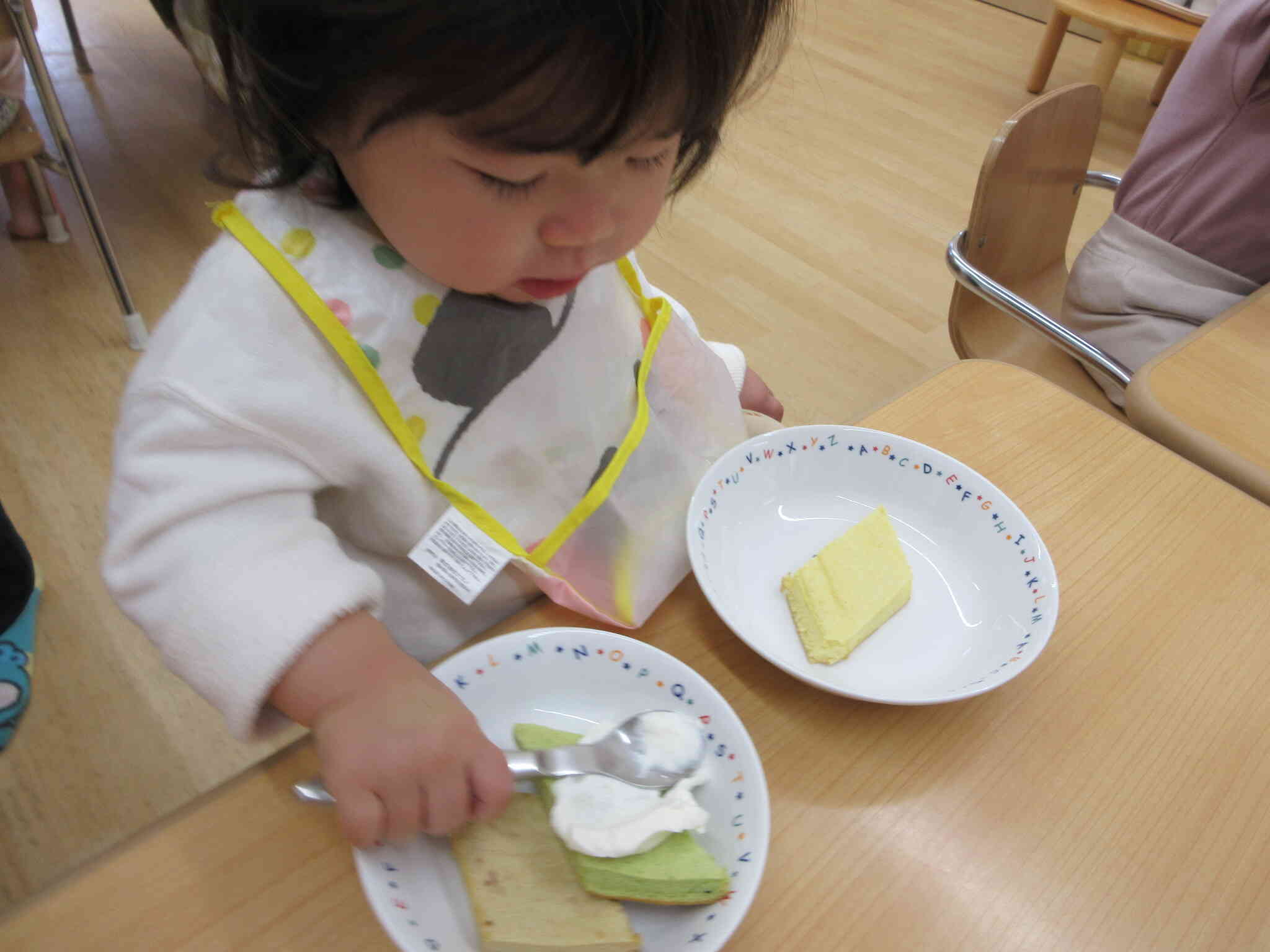 ひし形のケーキを飾り付けしましょう！！