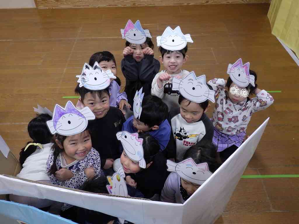 『１４ひきのねこ』（小さいきりん組4歳児）