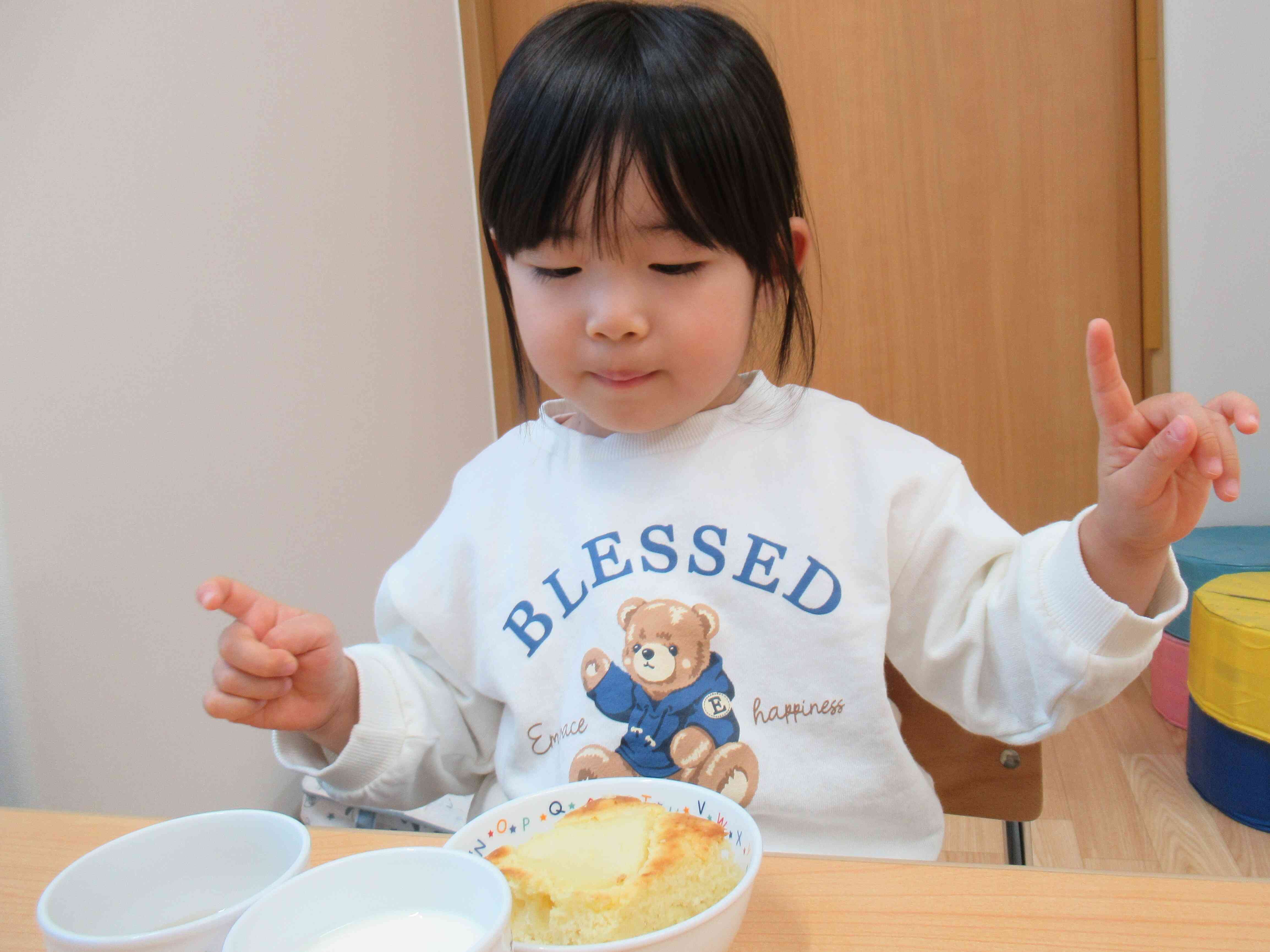 食べる前はいただきますのうたを歌うよ！