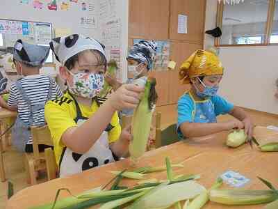 夏の食べの物にふれよう（とうもろこし＆すいか）