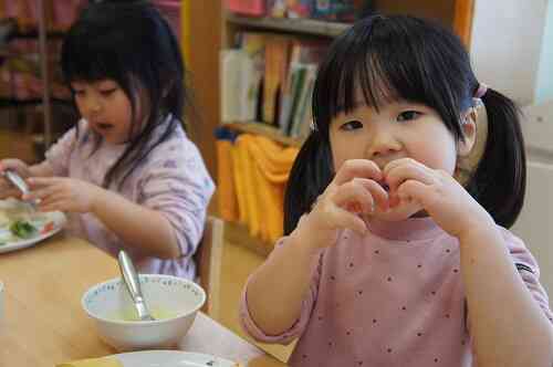 お給食、美味しいね！