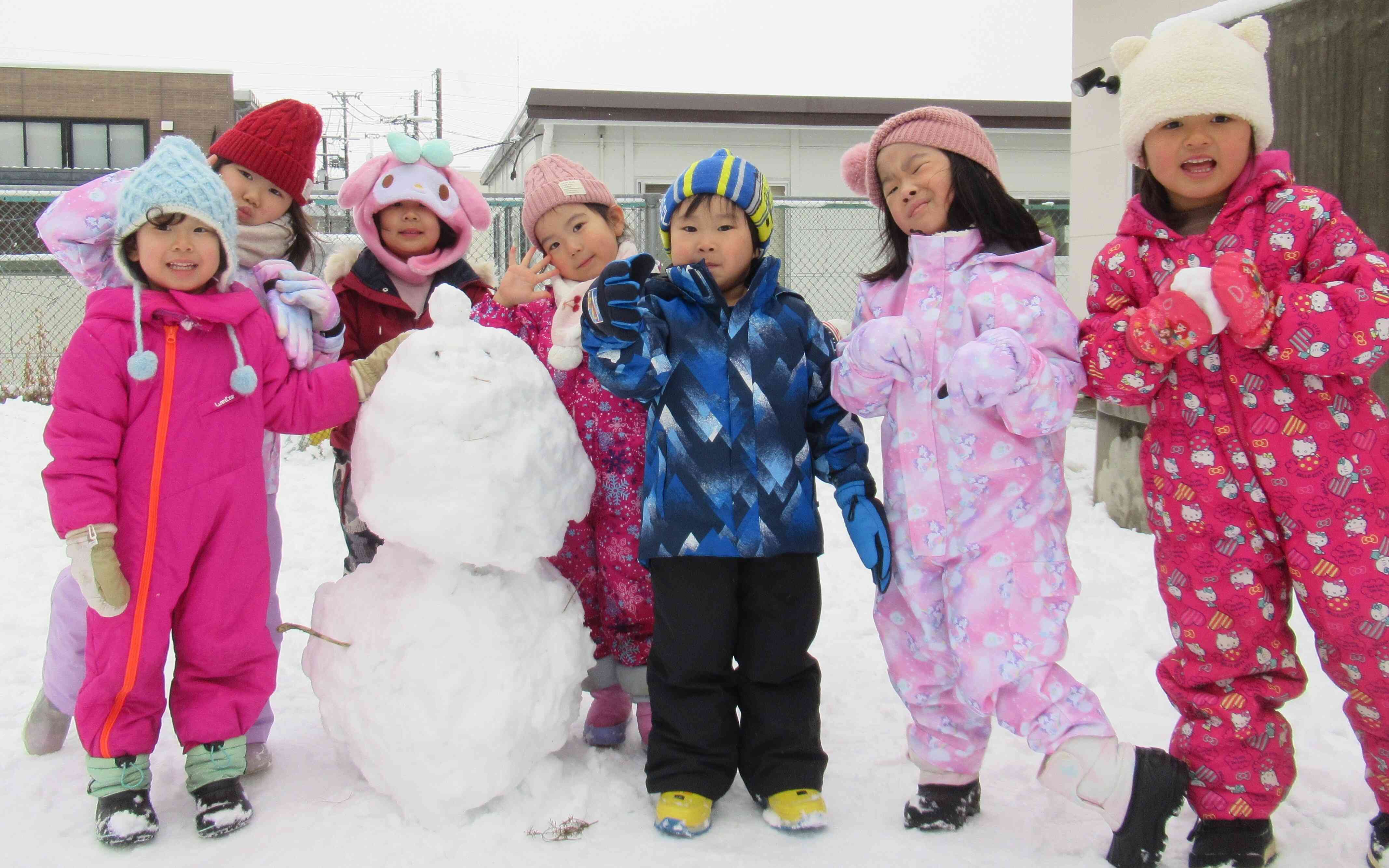 みんなで作った雪だるま、可愛いでしょ？