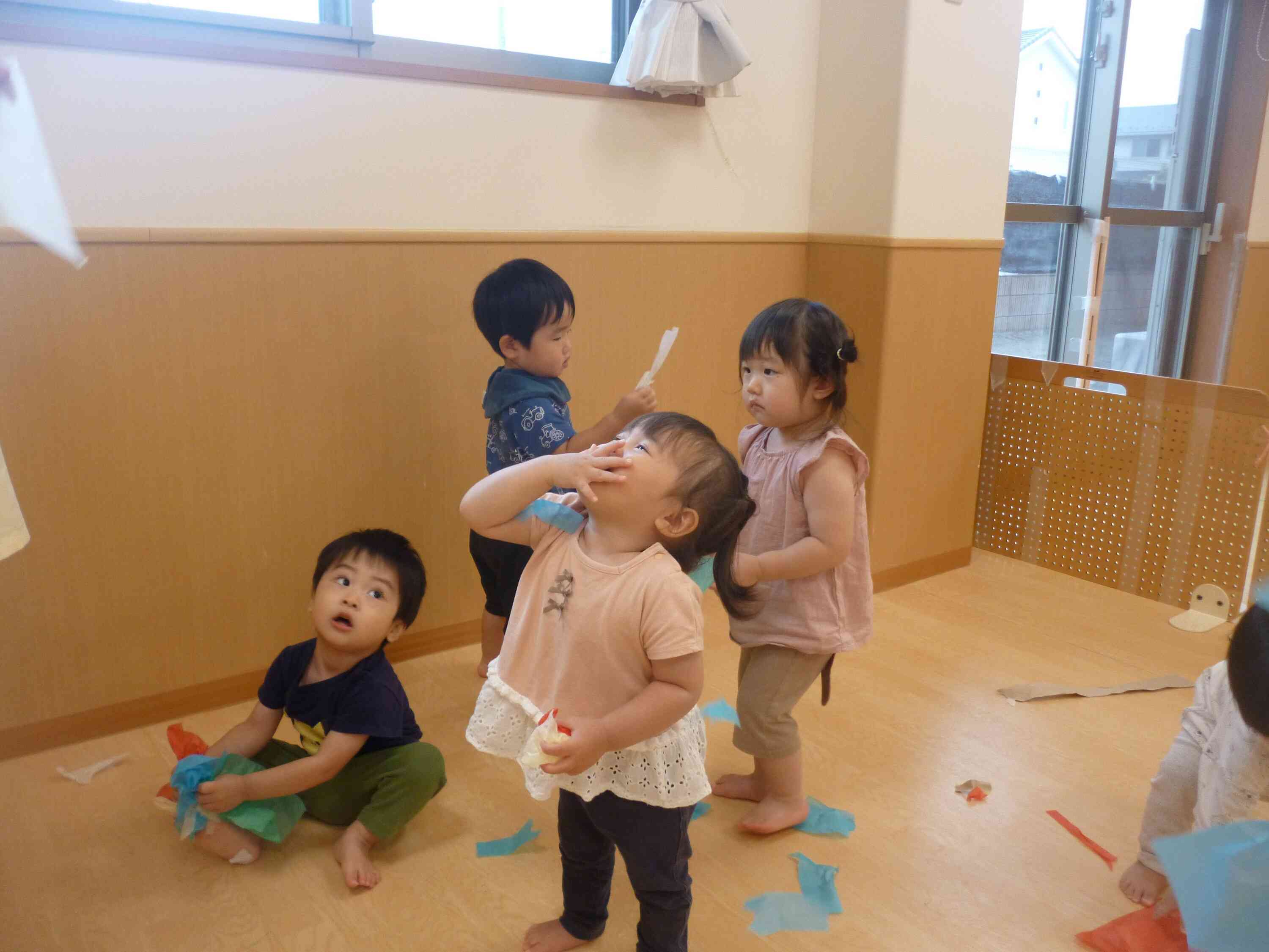 何だろう？ひらひら、落ちてくるよ