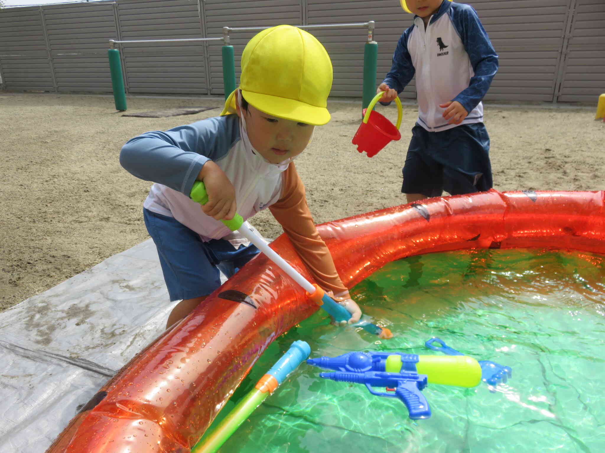 水鉄砲で少しずづ運ぶよ♪