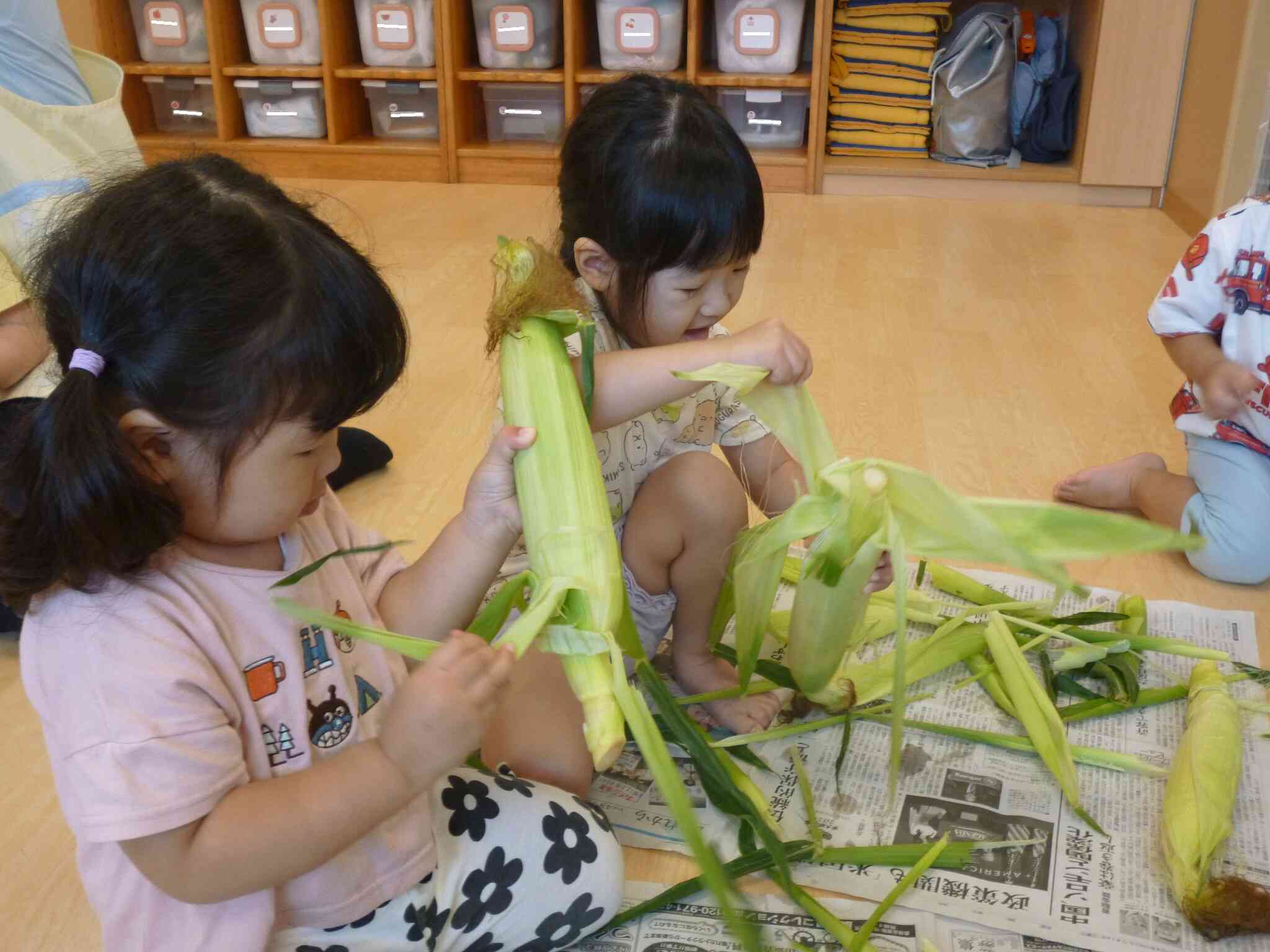 食育活動　～夏野菜を知ろう「とうもろこしの皮むき」～