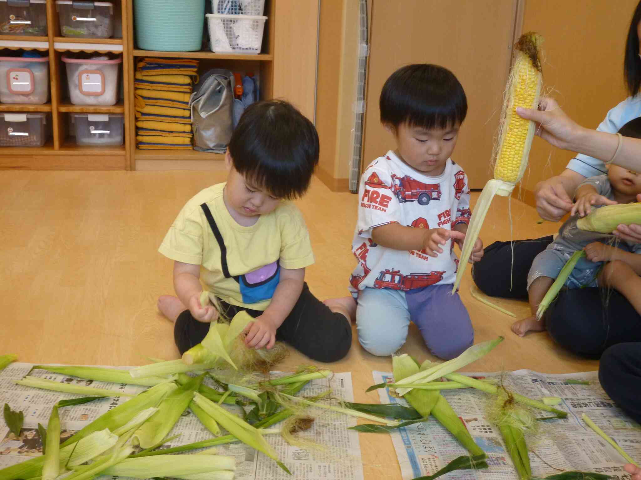 「ここを持って、ここを引っ張って・・・、むけたむけた♪」