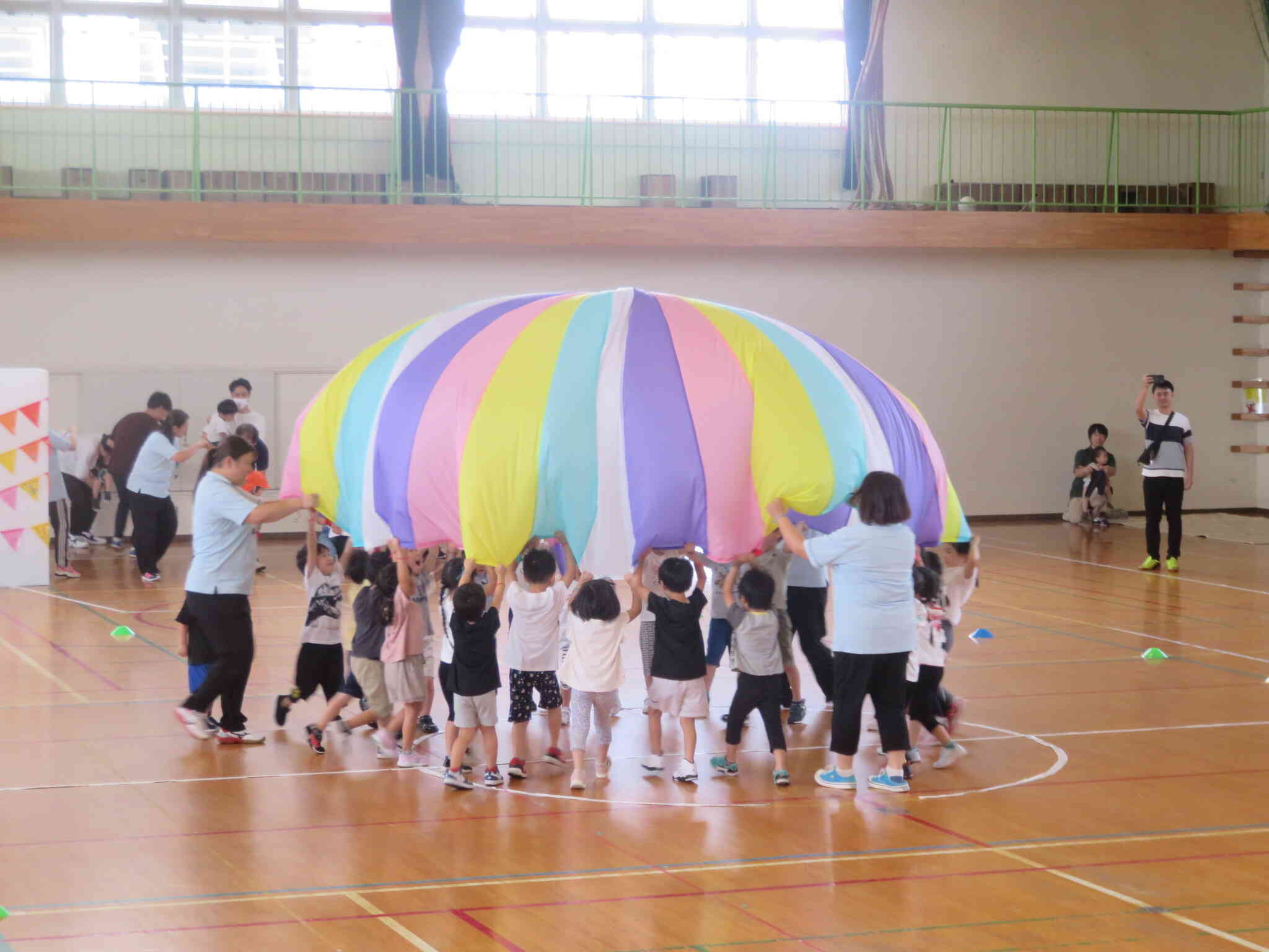 きりん組、ぱんだ組さんはパラバルーンを披露です。難しい技も息を合わせて頑張りました。