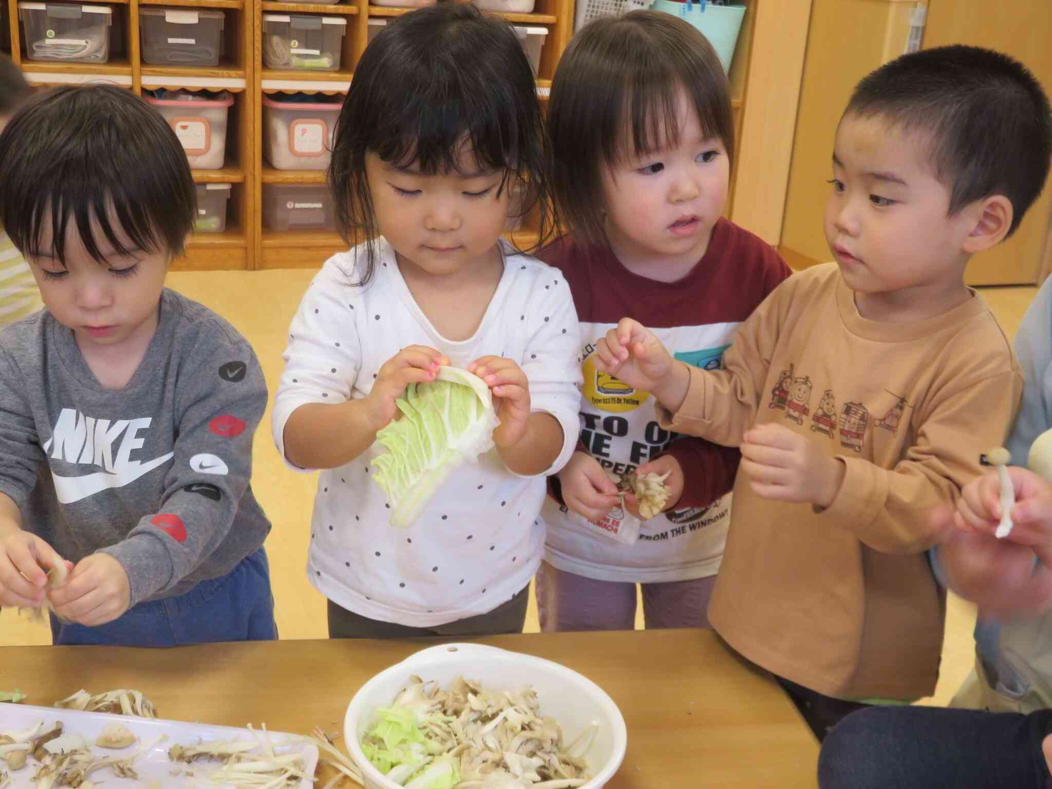 食育活動～秋野菜を知ろう～「きのこほぐし」