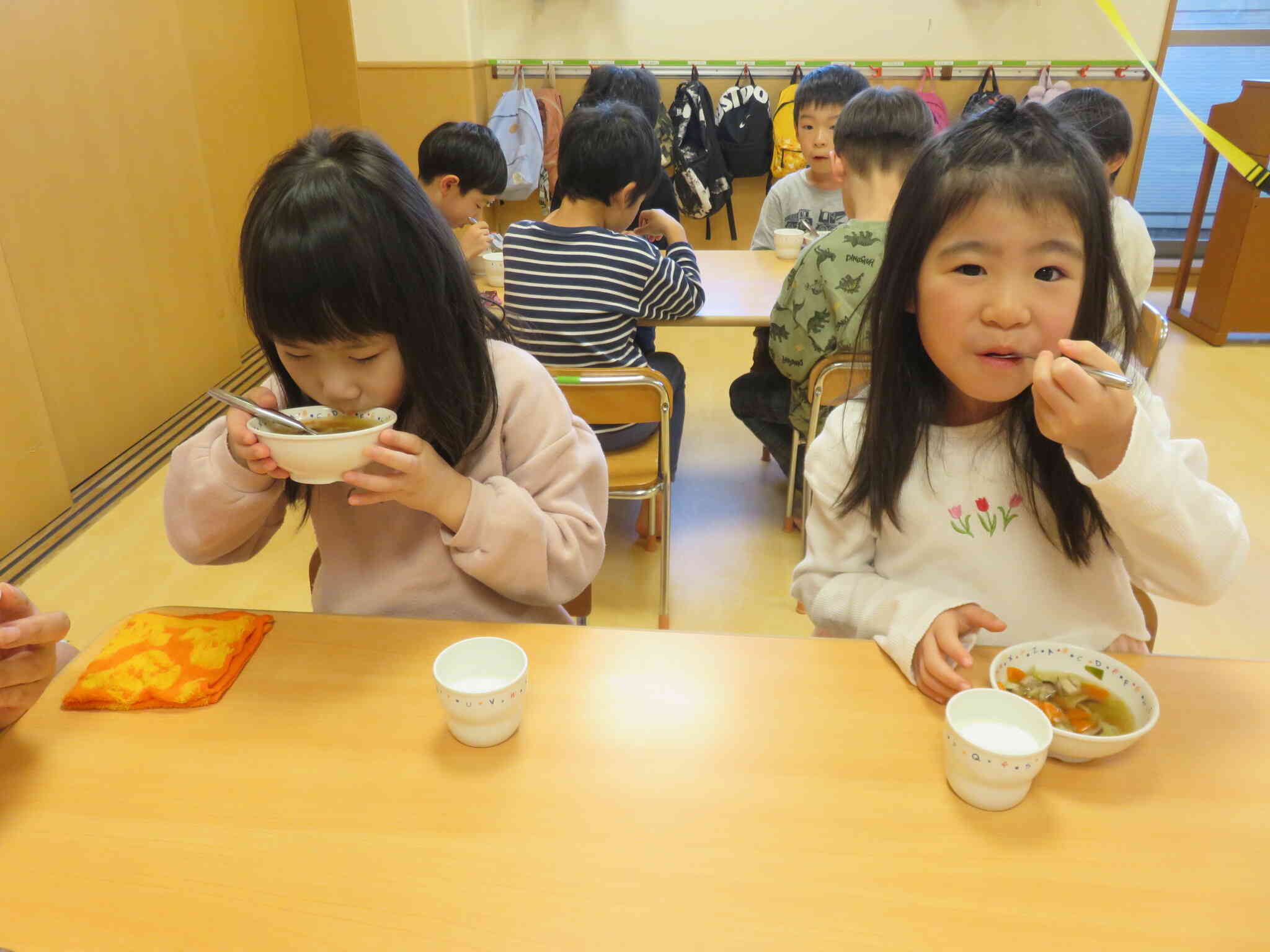 「せんべい汁、美味しい～～～♪♪♪」