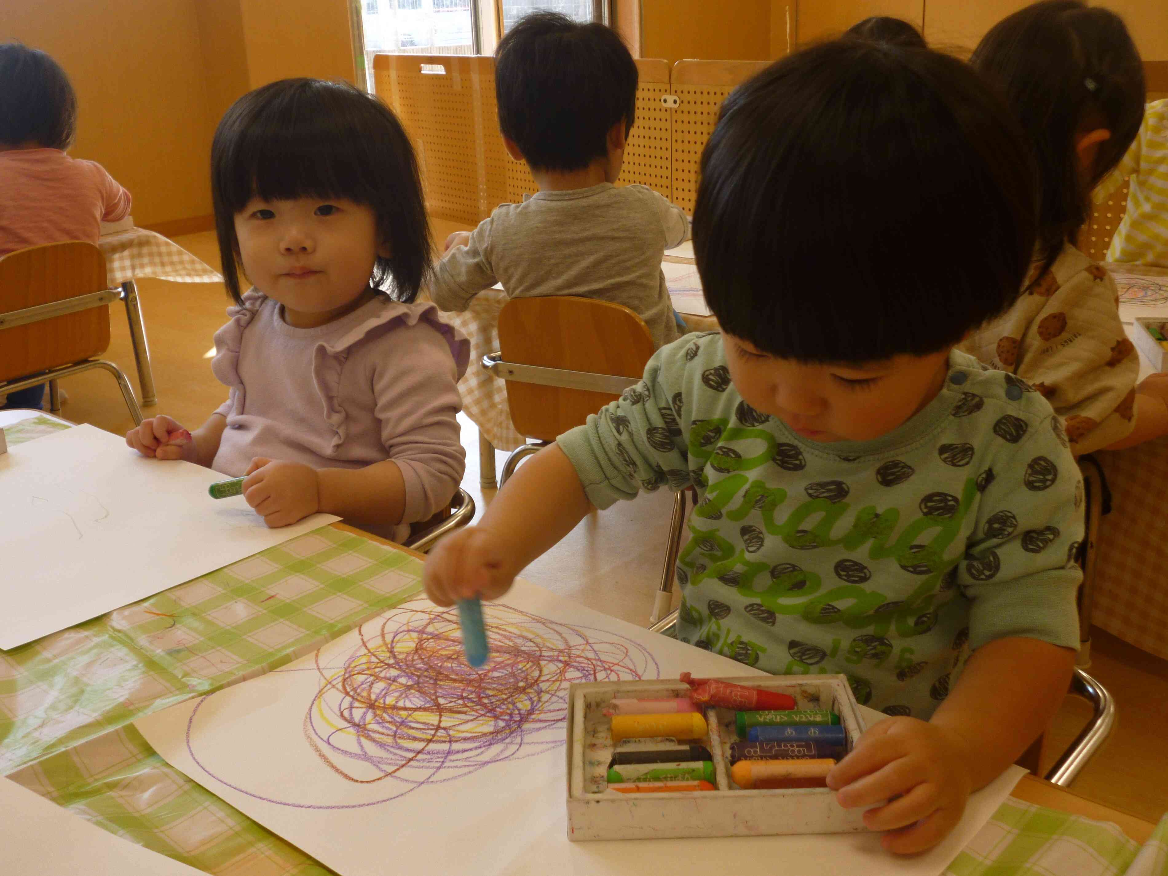 お部屋の中では　芸術活動に夢中です。