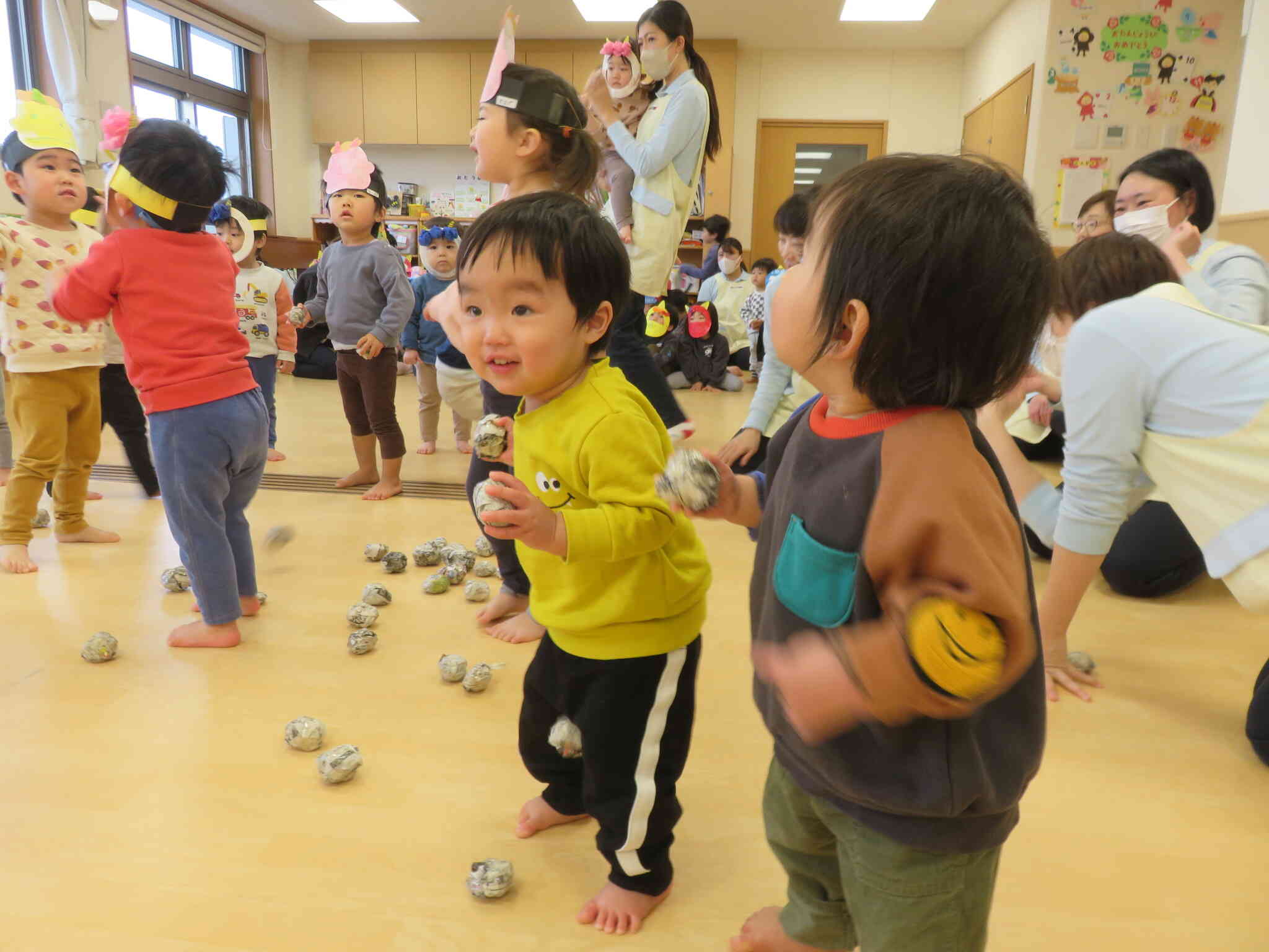 ひよこ組（0歳児）も一生懸命投げています！