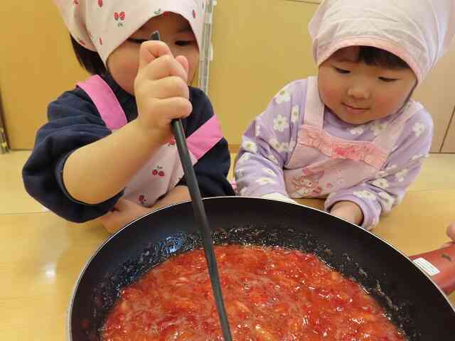 食育活動「いちごジャム作り」～うさぎ組（2歳児）～