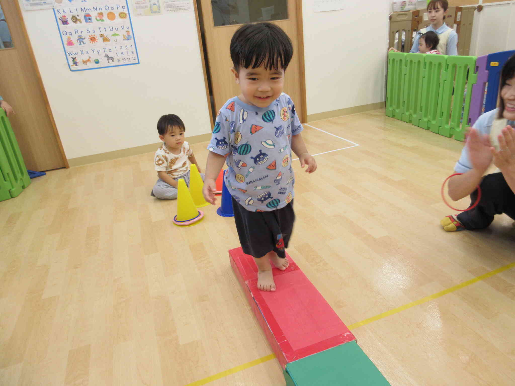 1歳児　あひる組さんは一本橋をトコトコ歩きます