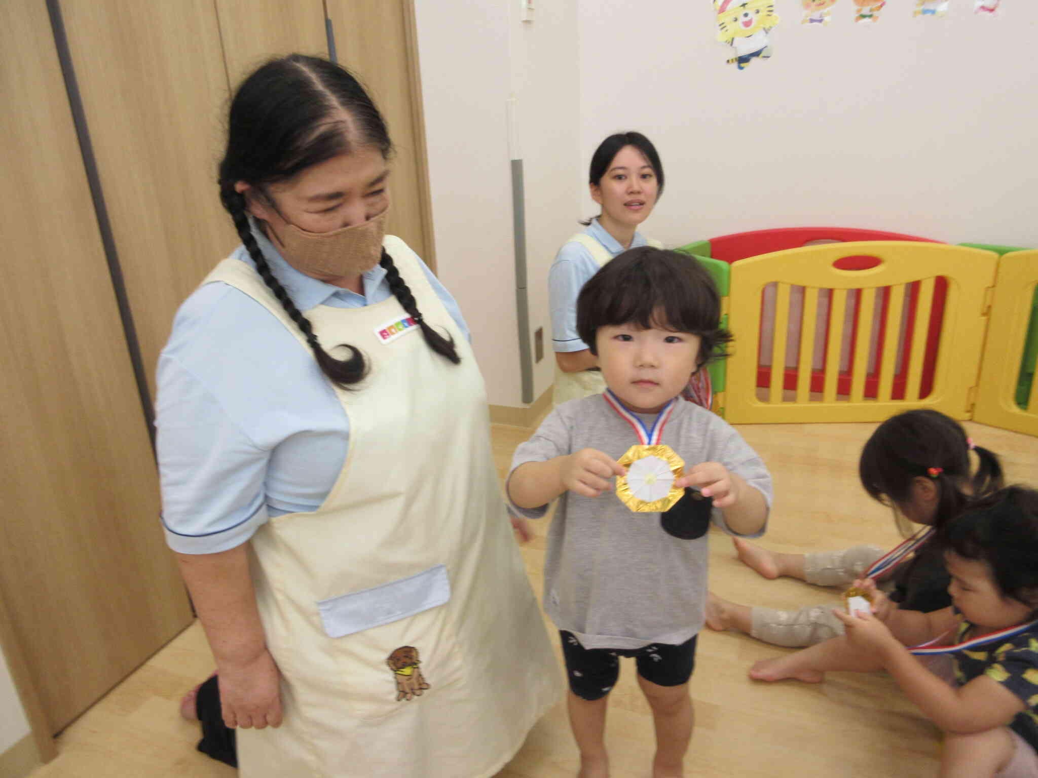 閉会式で園長先生からメダルをもらいました☆