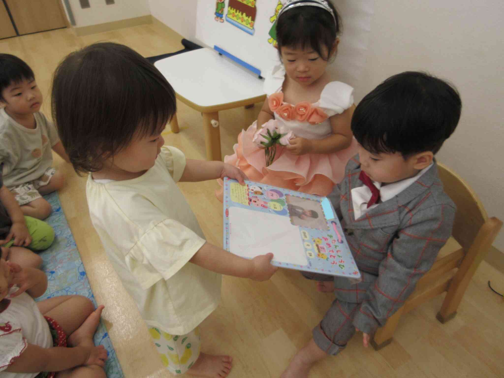 1歳児あひる組も「おめでとう」「ありがとう」