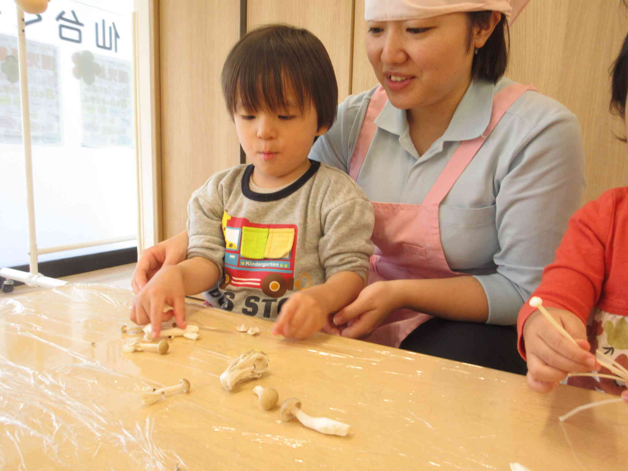 きのこをちぎって、給食の豚汁に入れます。