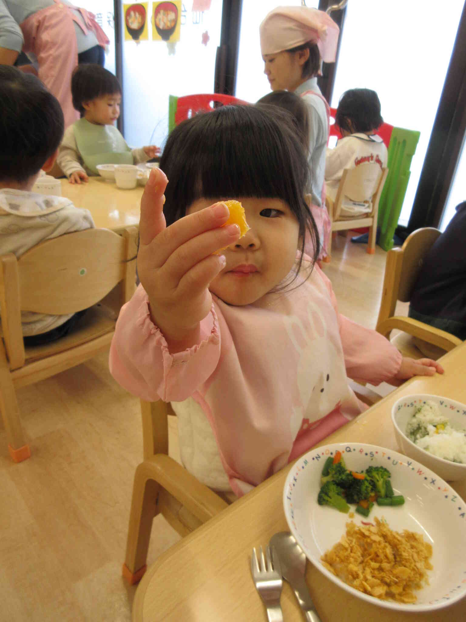 今日の給食はオレンジがでました