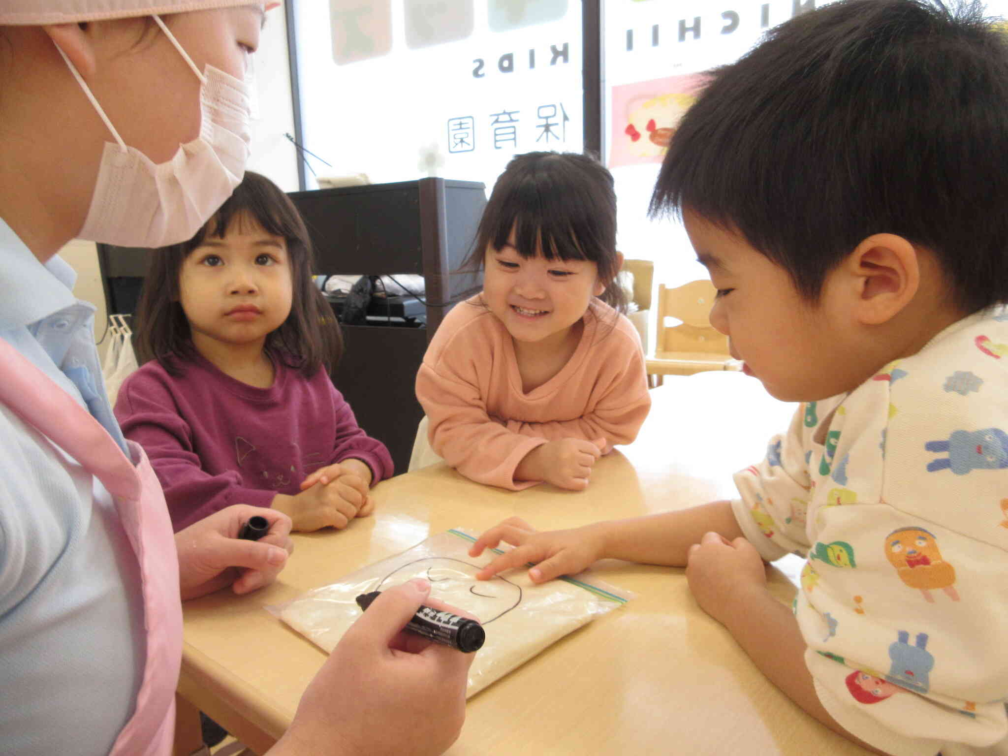 踏み終わったうどんの生地は、給食室の冷蔵庫でお昼寝します。