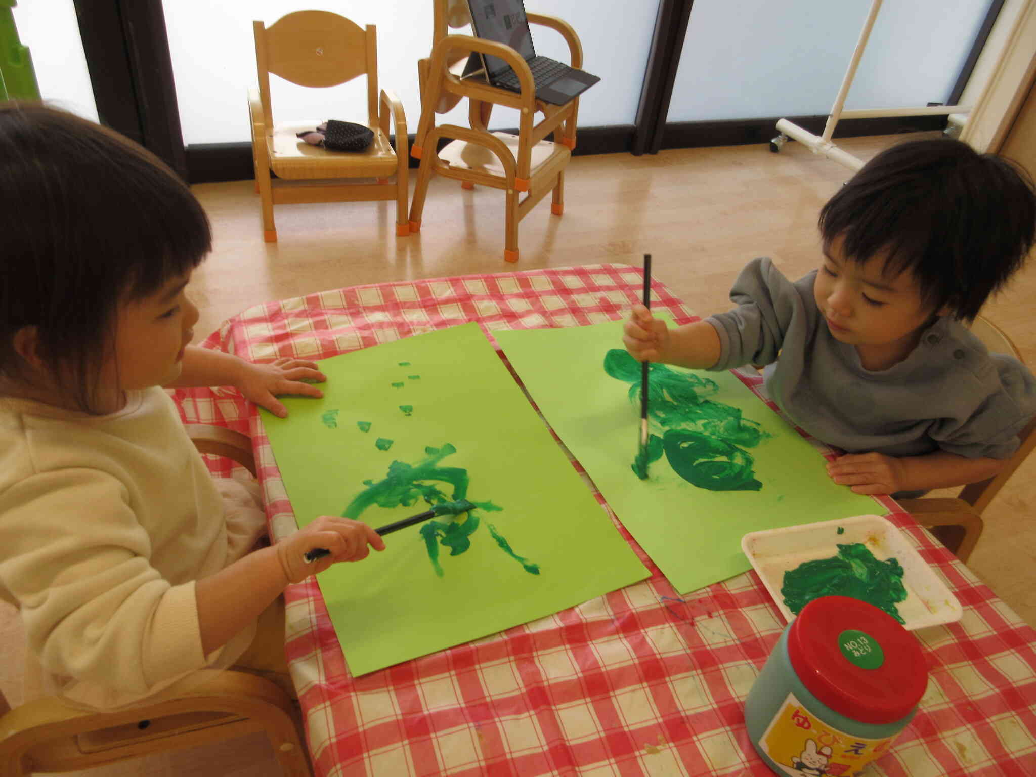 あひる組製作の様子（1歳児）