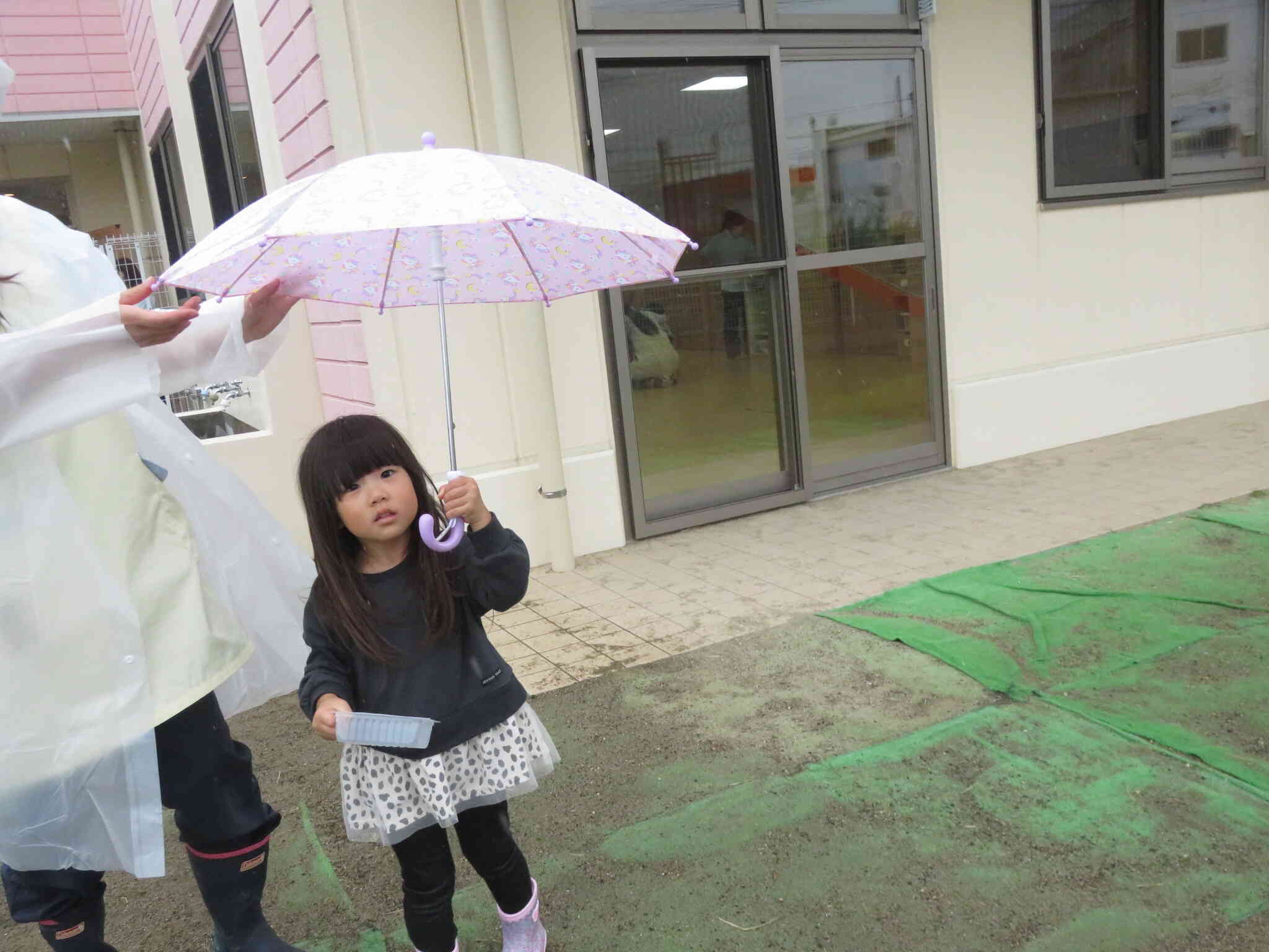 カサにも雨の音♪