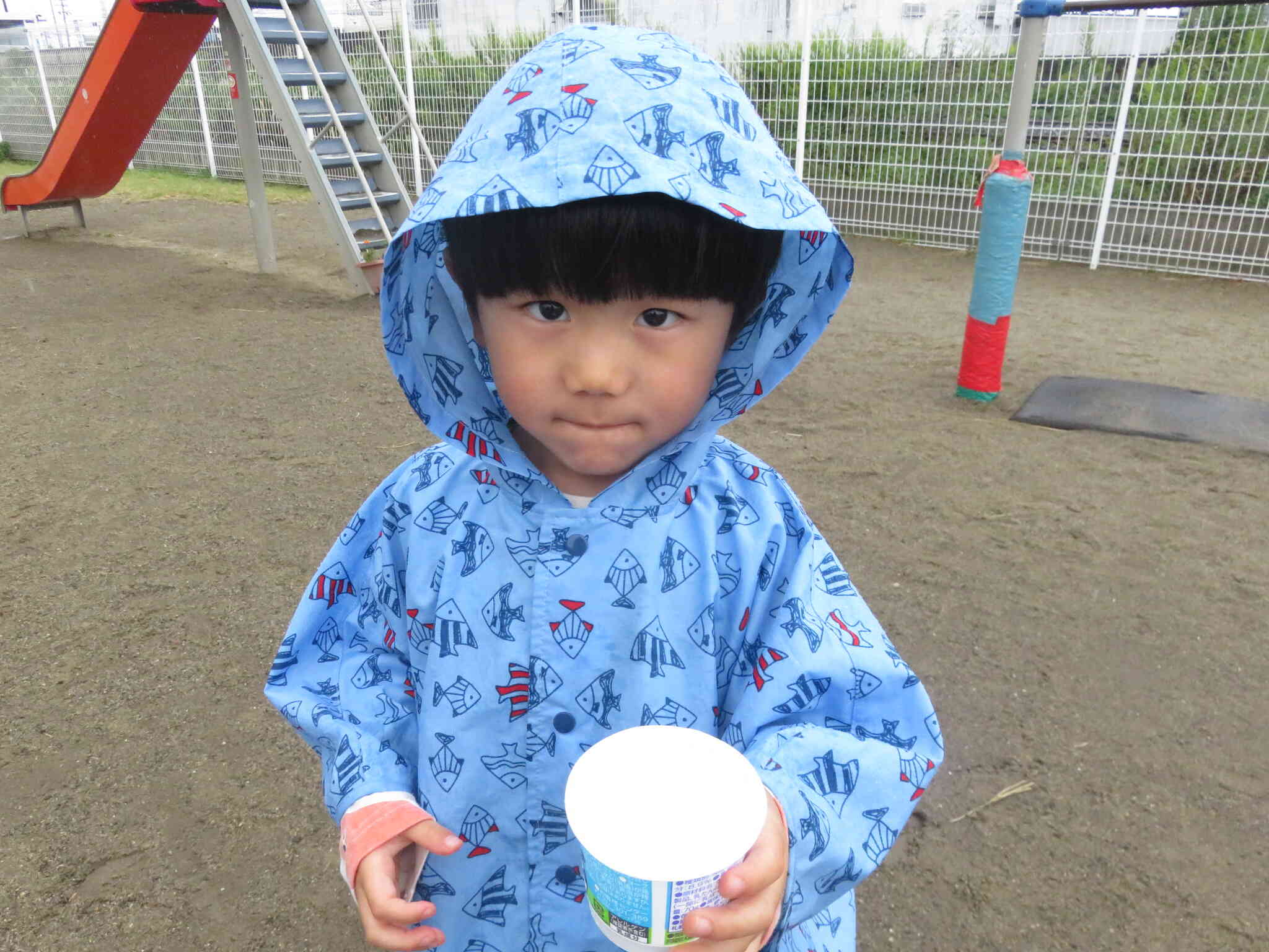 カップや雨具に当たる雨の音♪