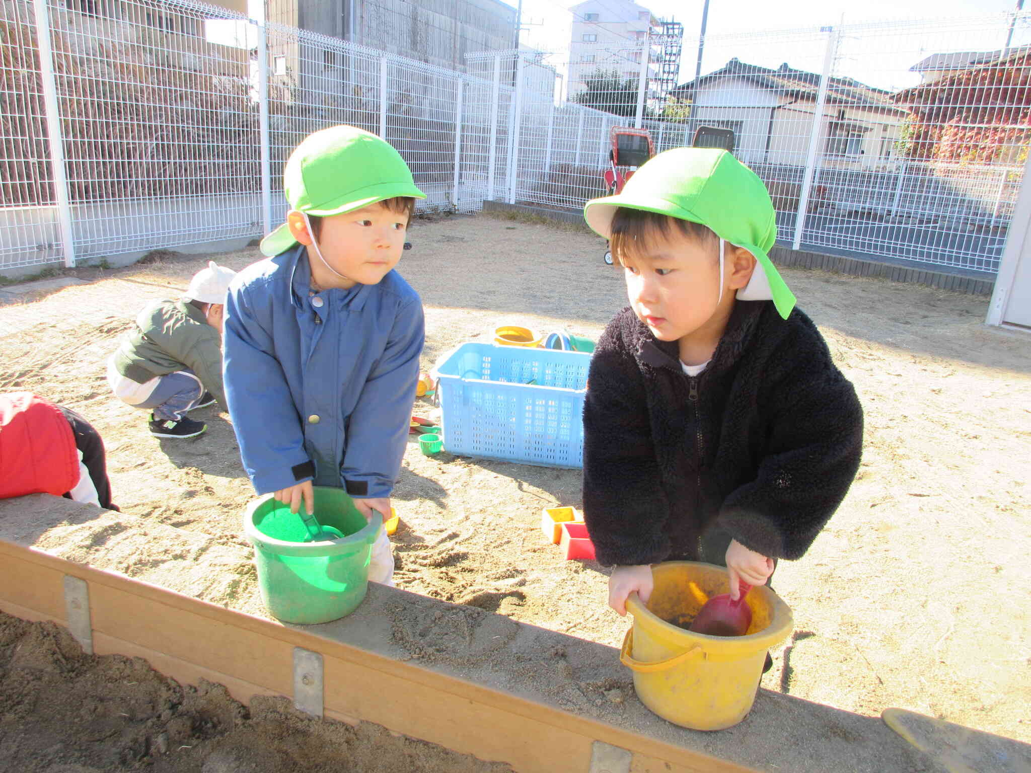 園庭でも遊びます。冬の風もお日さまも大好きです。