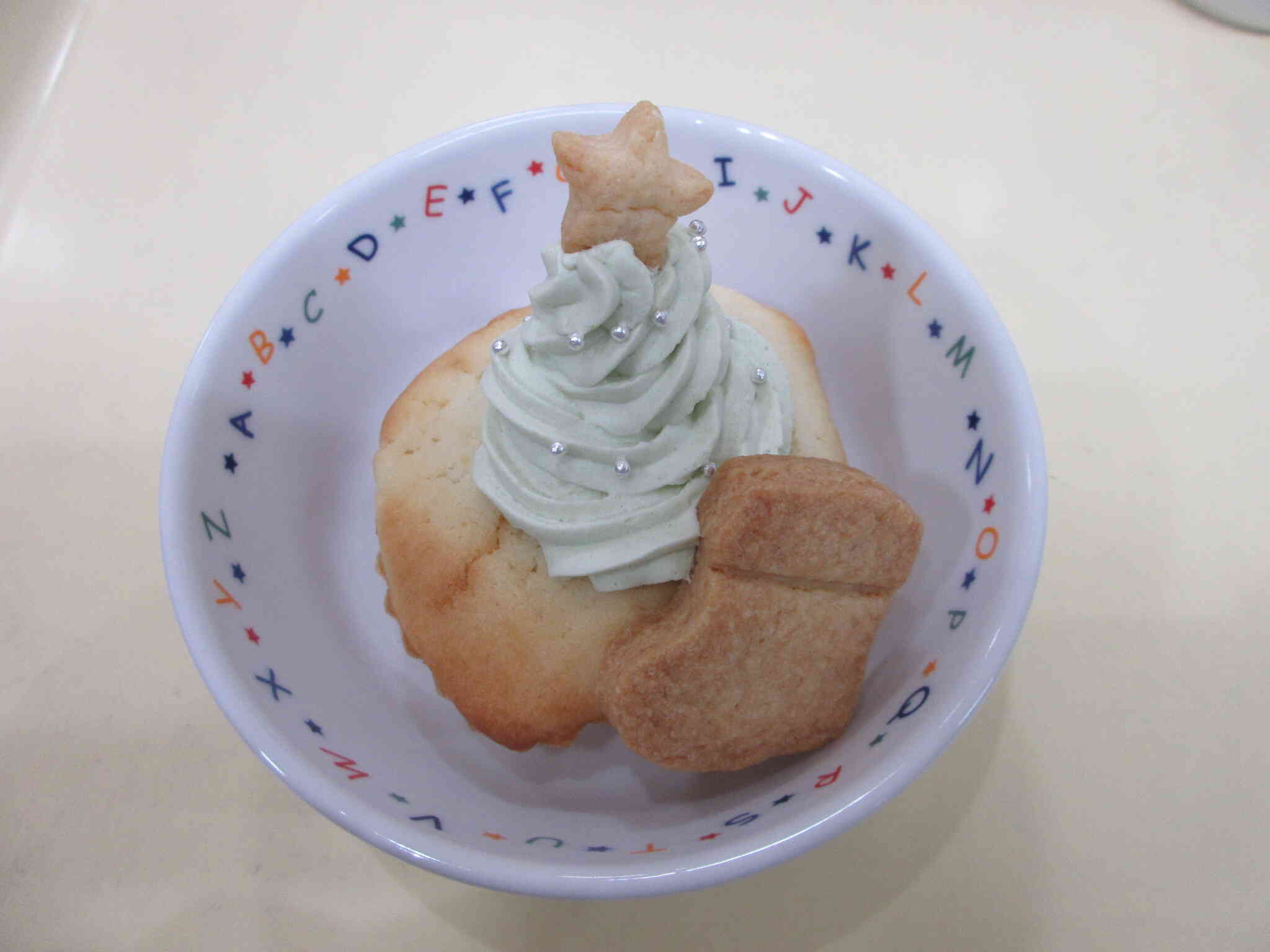 おやつのケーキです。緑色のクリームはほうれん草の色です。