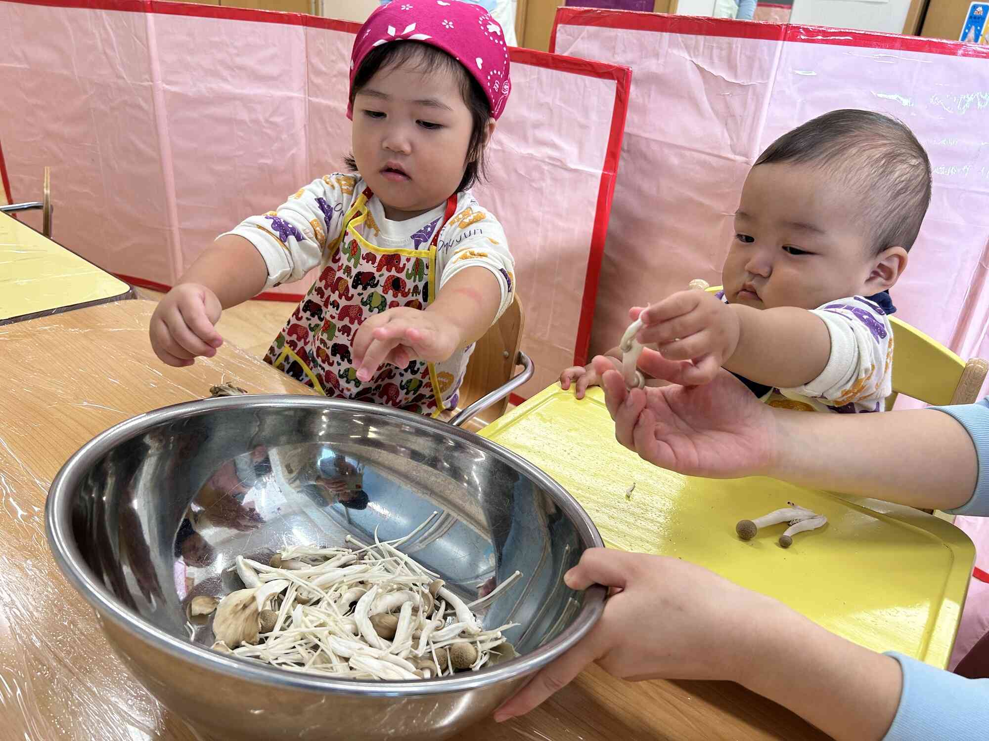 みんなでほぐしたきのこは、午後おやつの「きのこスパゲティ」に!!