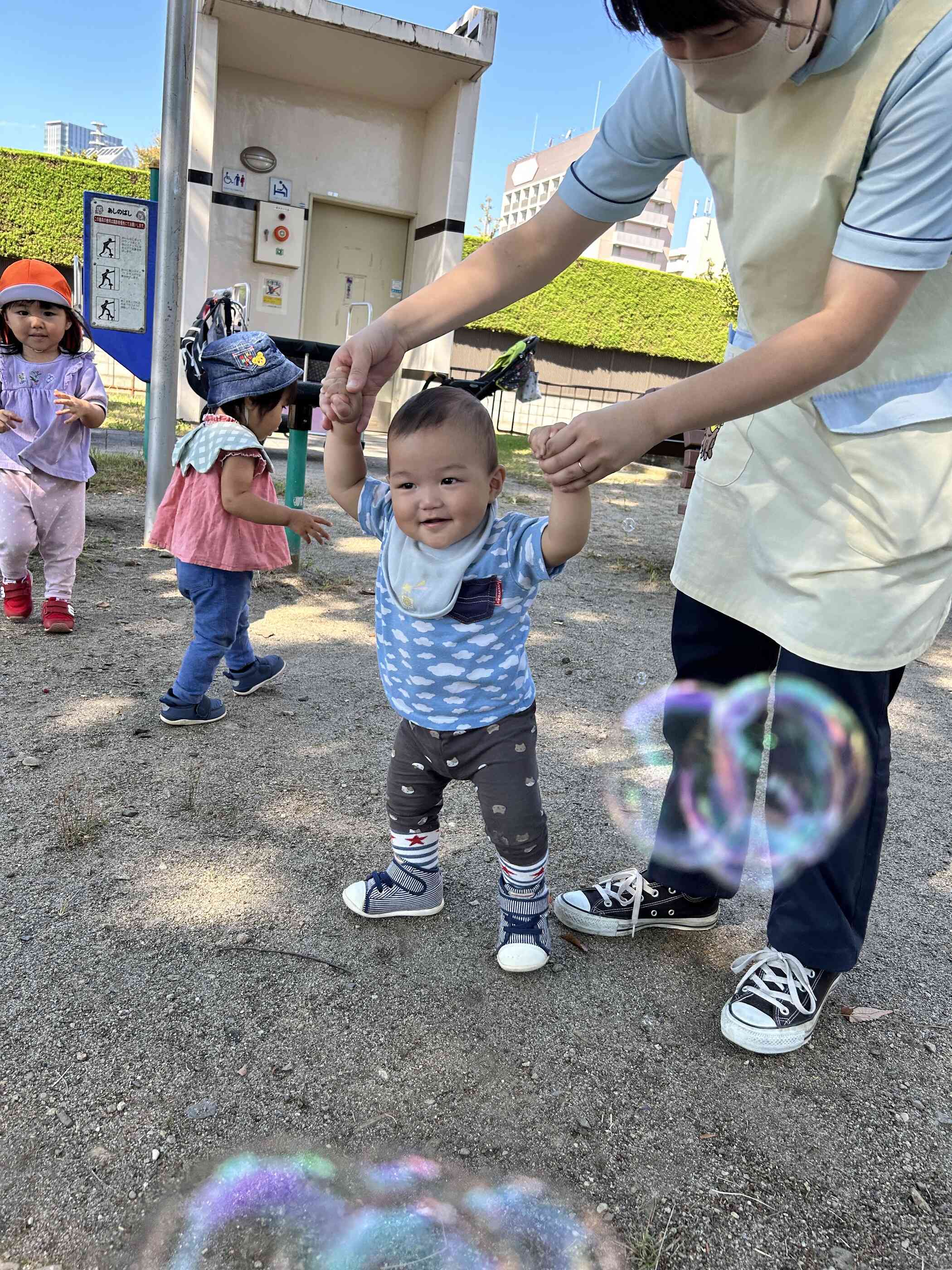 0歳児クラス　　手をつないでよちよち歩けるよ!