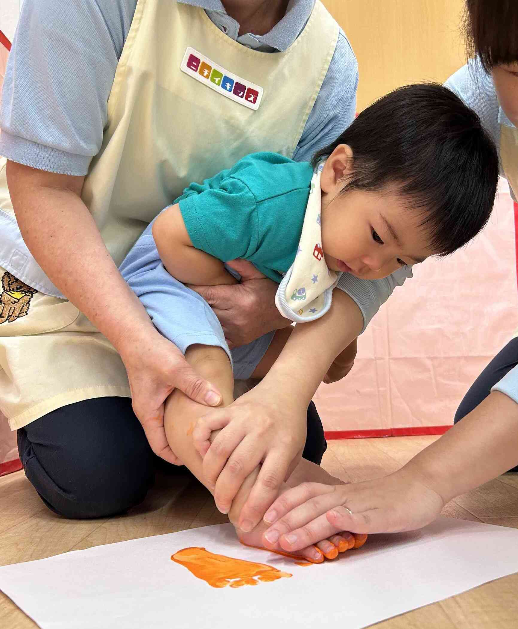 ハロウィンのかぼちゃを足型で製作します