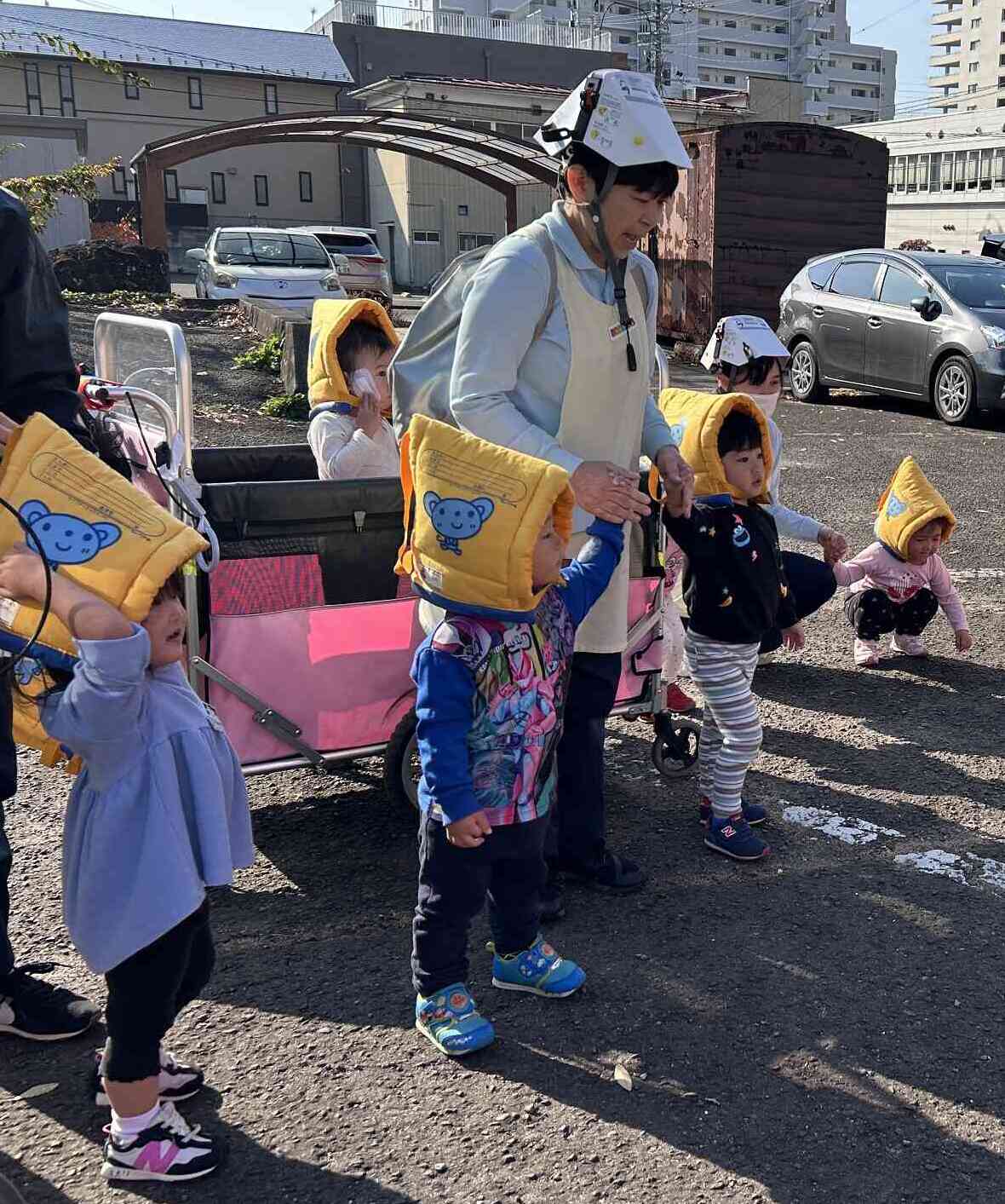 地震の訓練。防災頭巾をかぶって静かに避難できました。