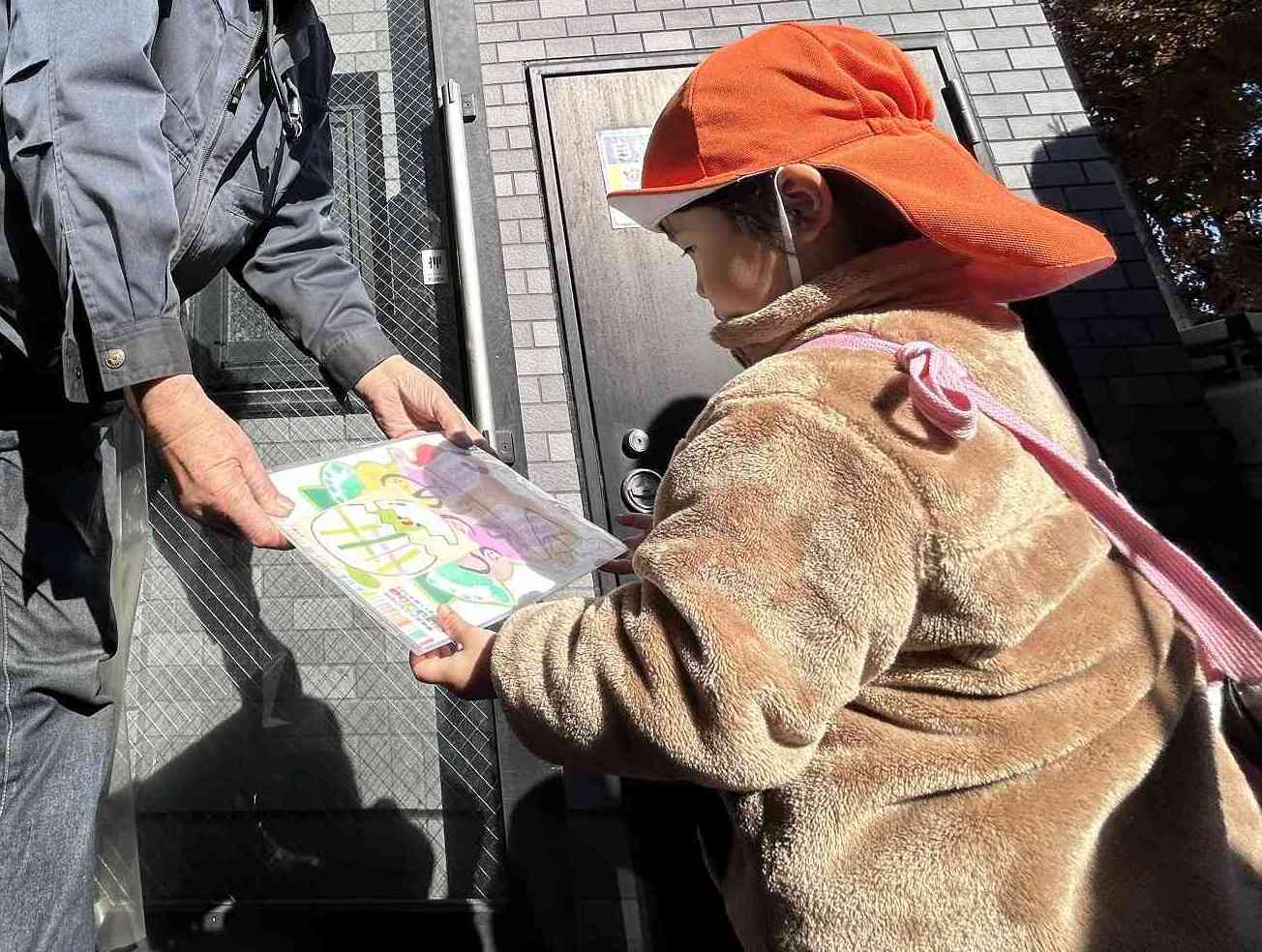 お隣のバイクショップ「よつば」さん。町内会の世話役さんです。いつも子どもたちがお世話になっています。「ありがとう」が言えました。