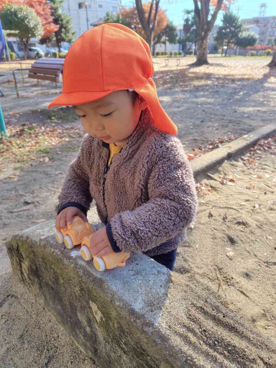 車が大好きな0歳児クラスのお友だち。ずっと走らせて遊んでいました。