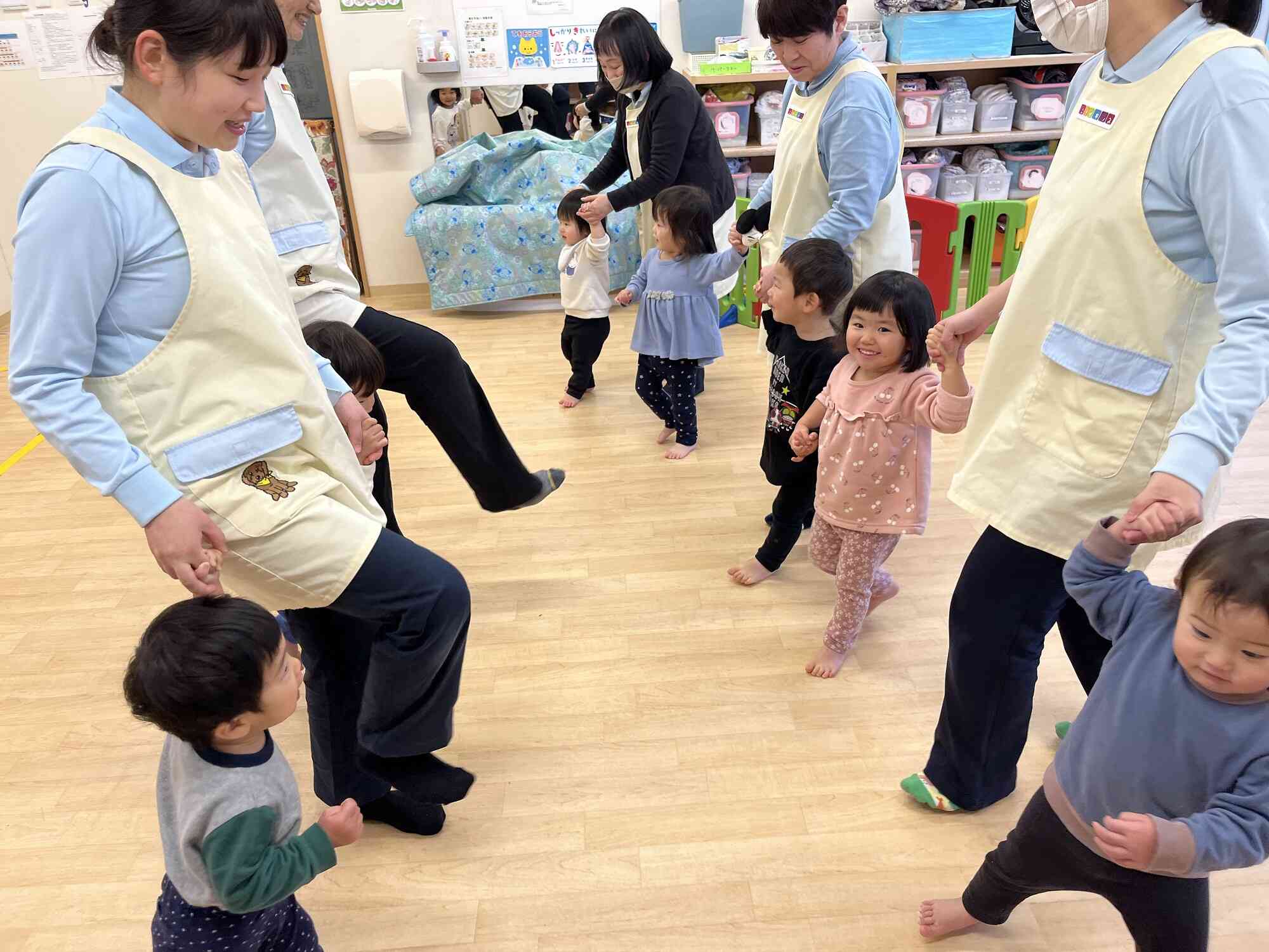 お部屋で「花いちもんめ」をして遊びました