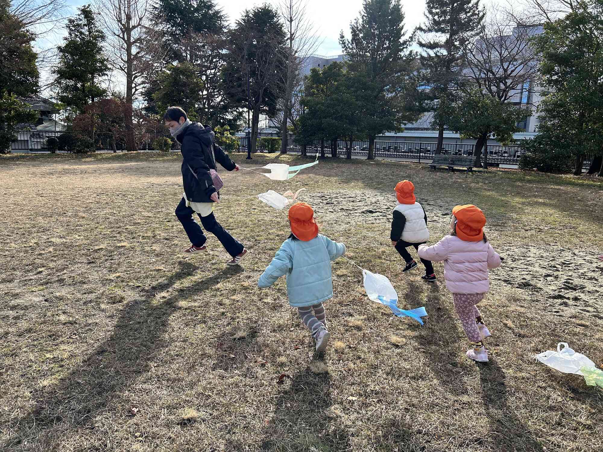 お正月遊び　凧揚げ