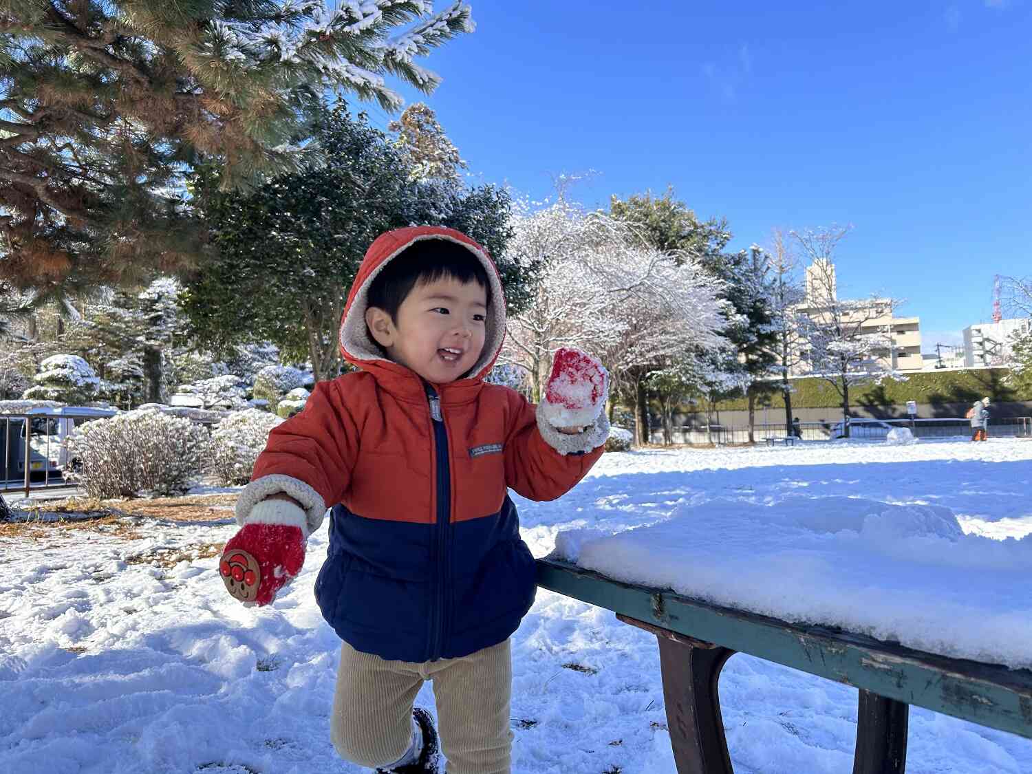 ふかふか雪の上を歩くのが楽しい０歳児クラスのお友だち。