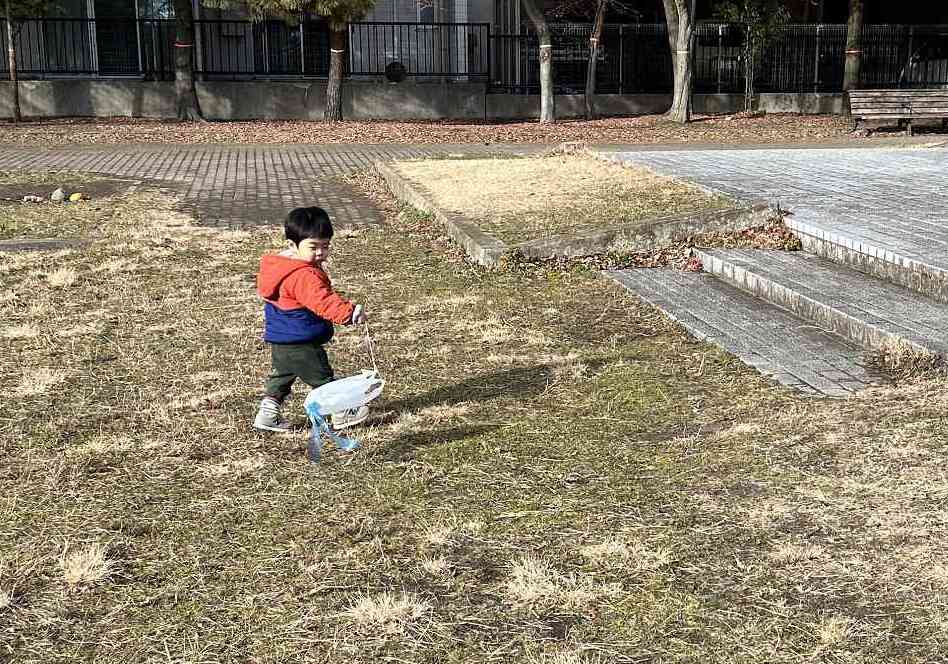 ０歳児クラスのお友だちも凧揚げに挑戦!!