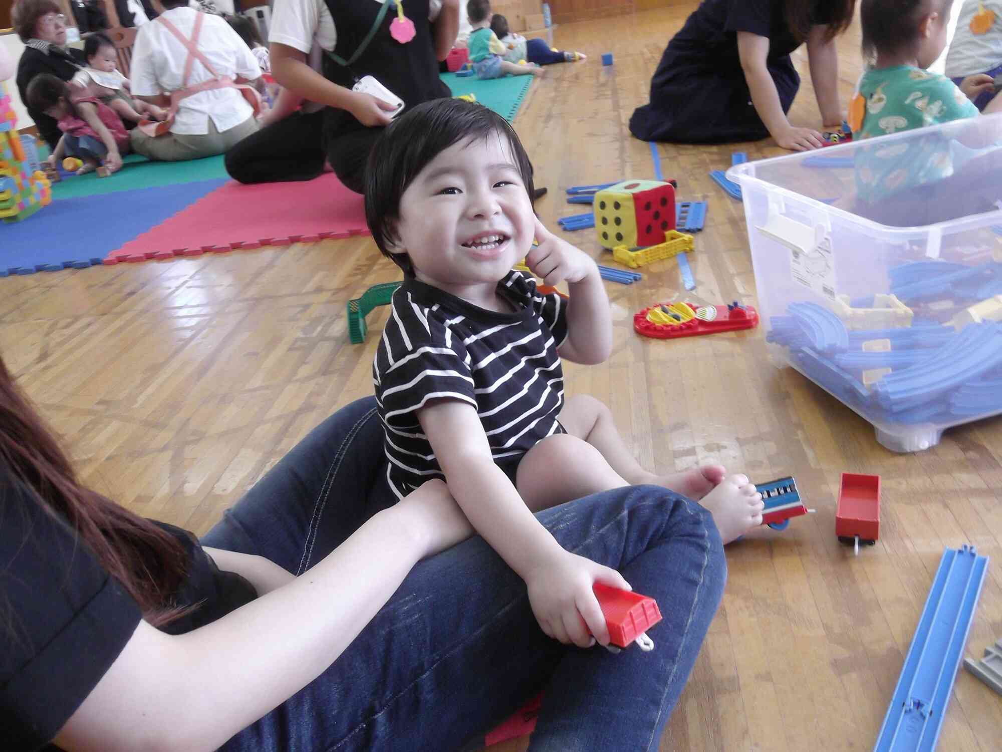 カメラを向けられると、遊んでてもポーズしちゃう！