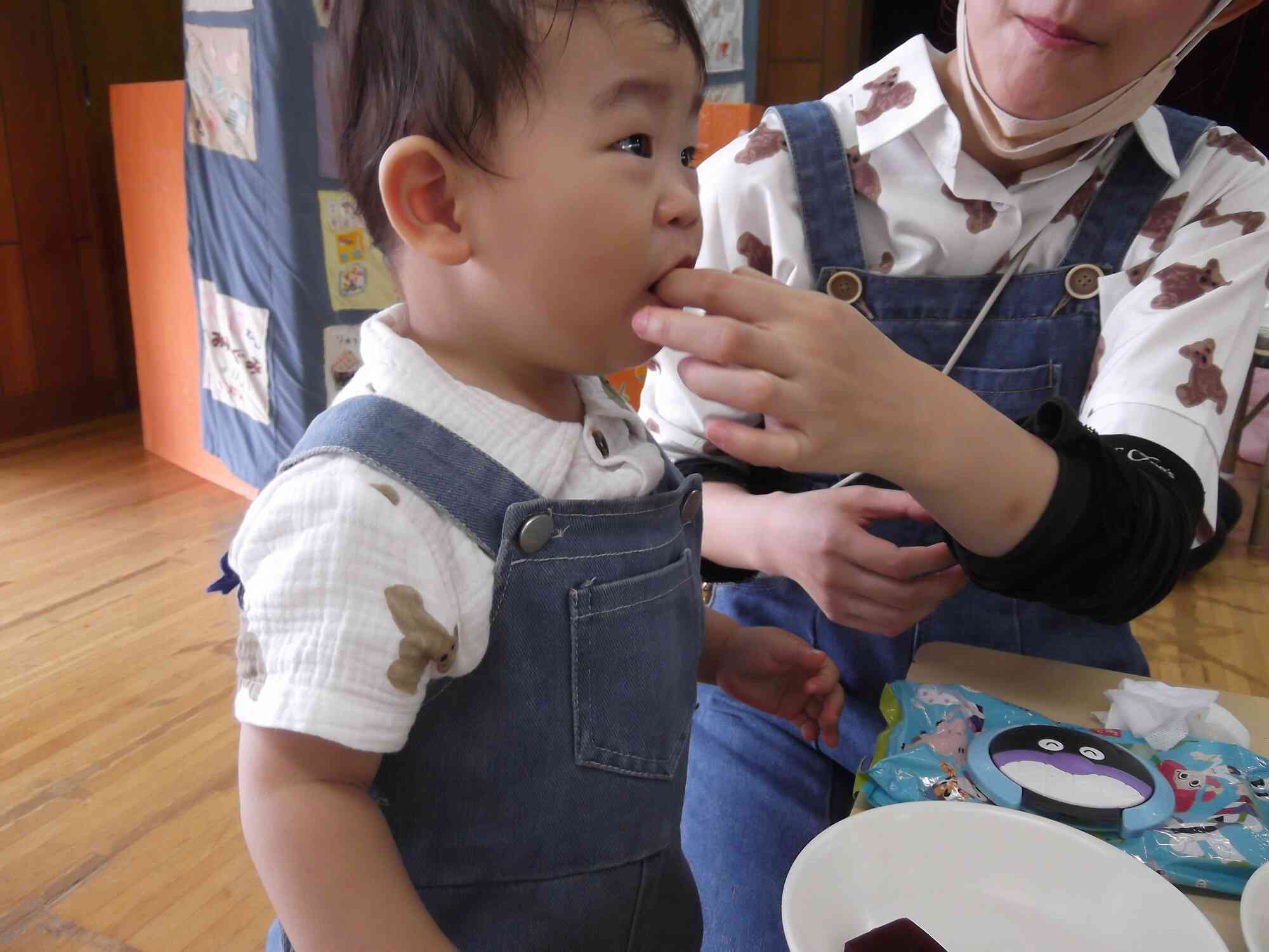 お母さんの手まで食べちゃいそうな大きなお口！