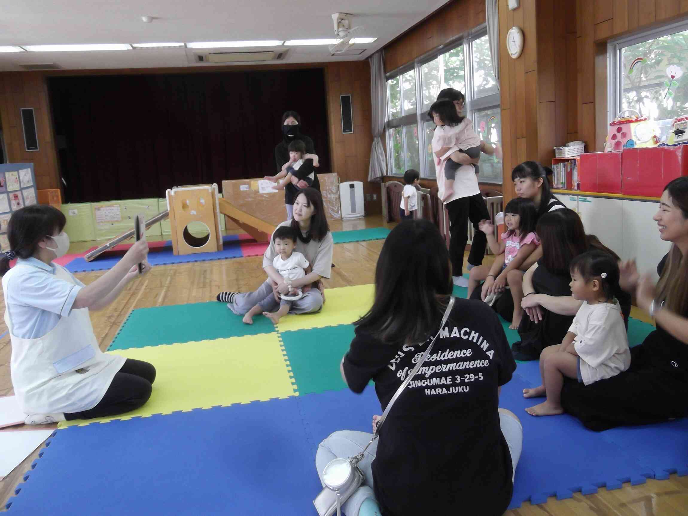 最後はゆったりお母さんのお膝で紙芝居タイムです♪