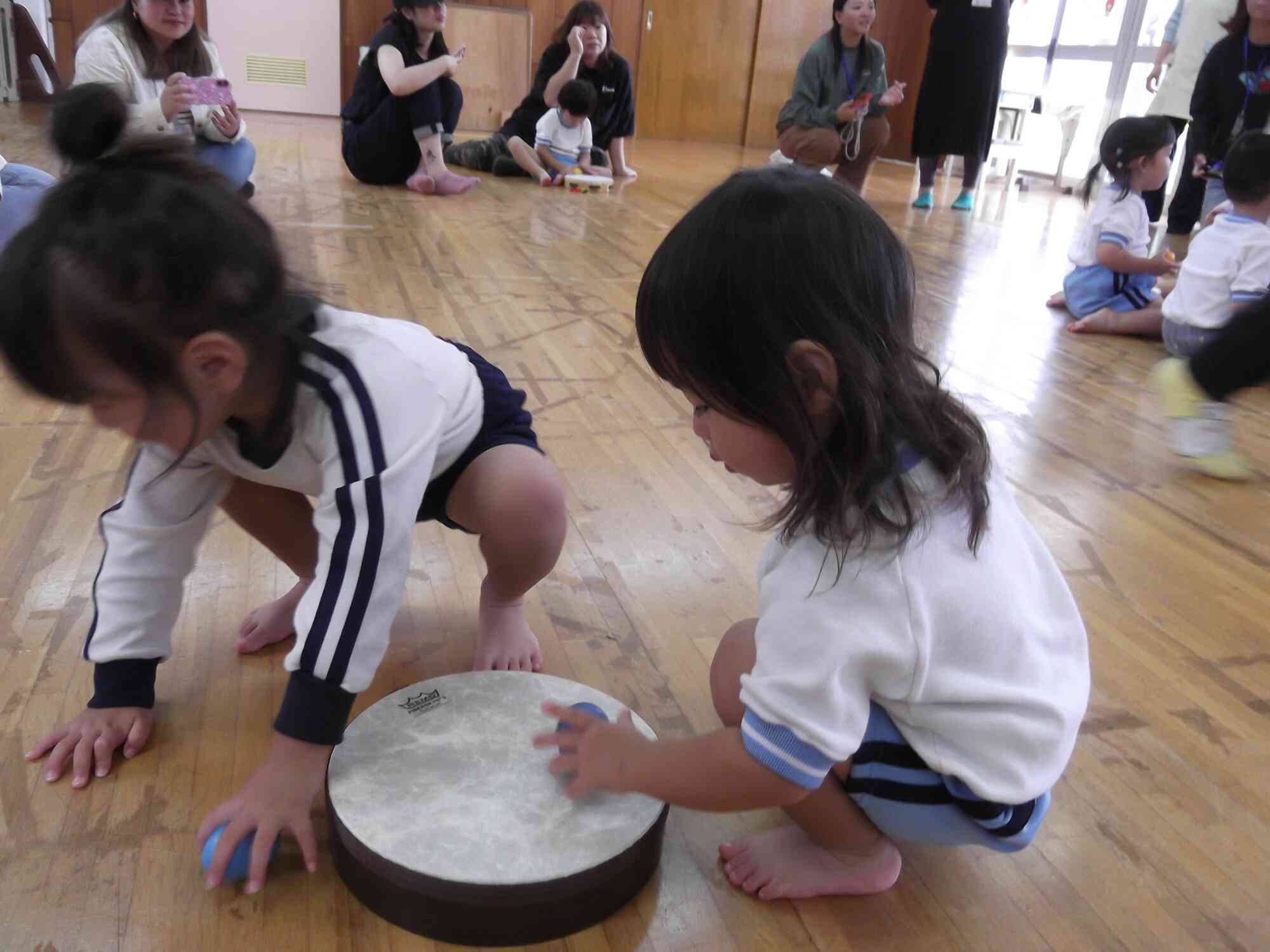 シャカシャカ鳴るたまごをタンバリンの上に落として遊んだよ～♪