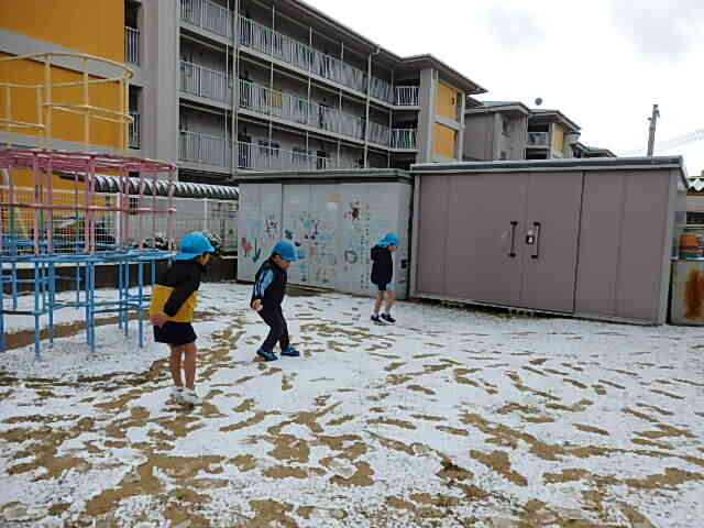 積もった雪に靴跡をつけて楽しんでいました！