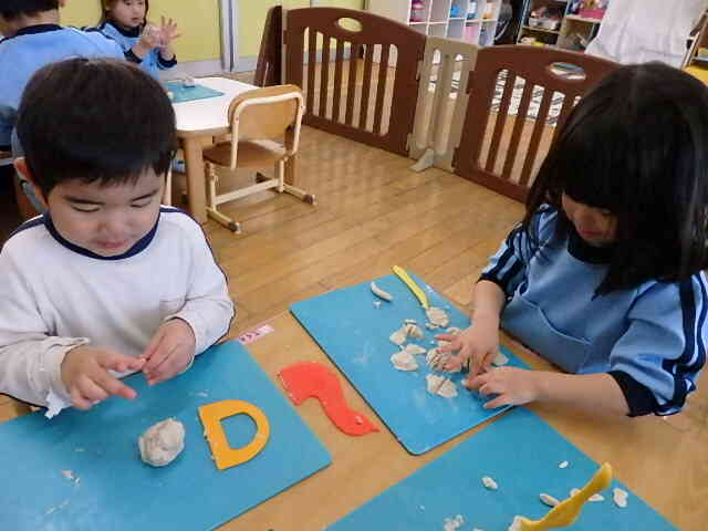 粘土を集めて丸めてパンを作っているよ♪