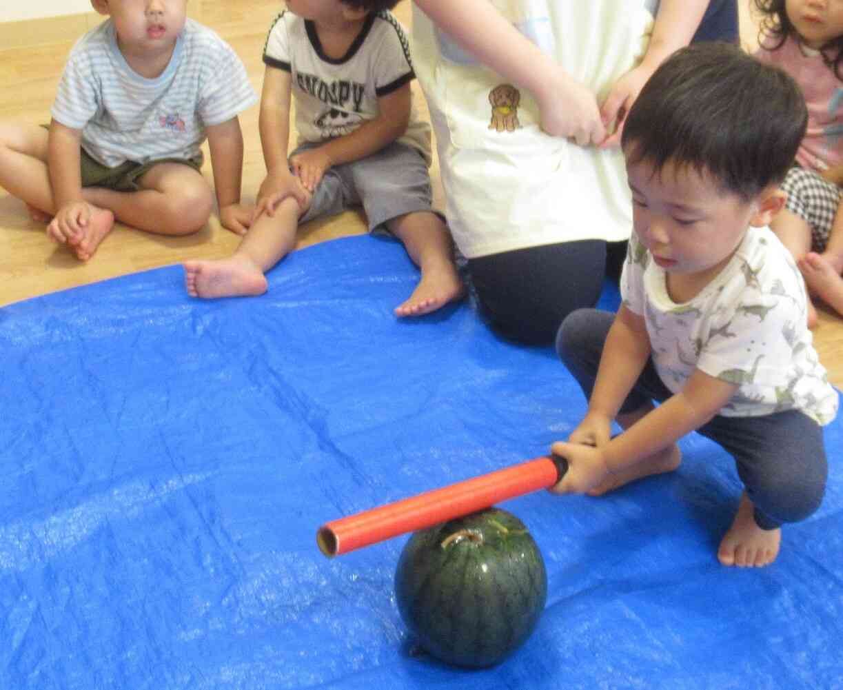 すいかを叩く姿がかっこいい！