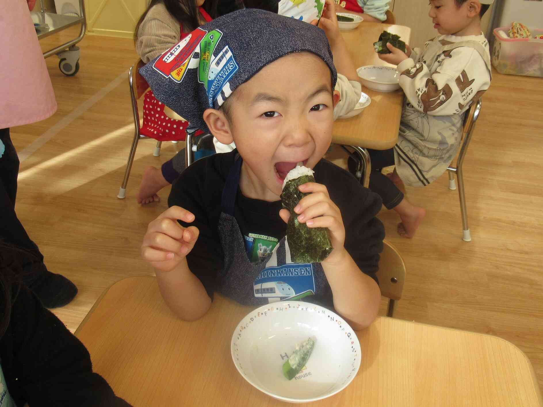 「頂きまーす」大きな口を開けて食べていますね！！