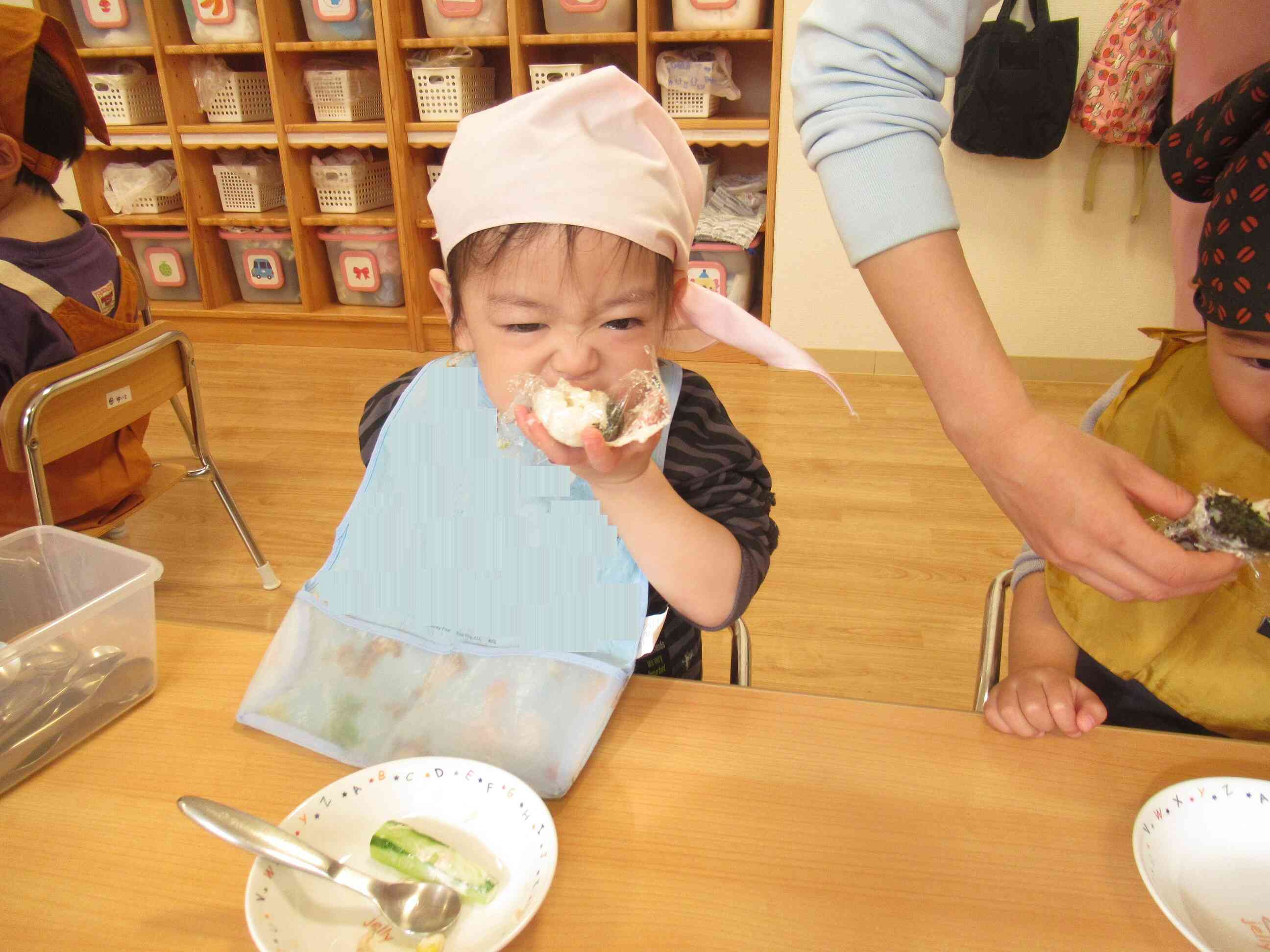 今年は、「西南西」の方角で食べます。大きなお口でもりもり食べました。