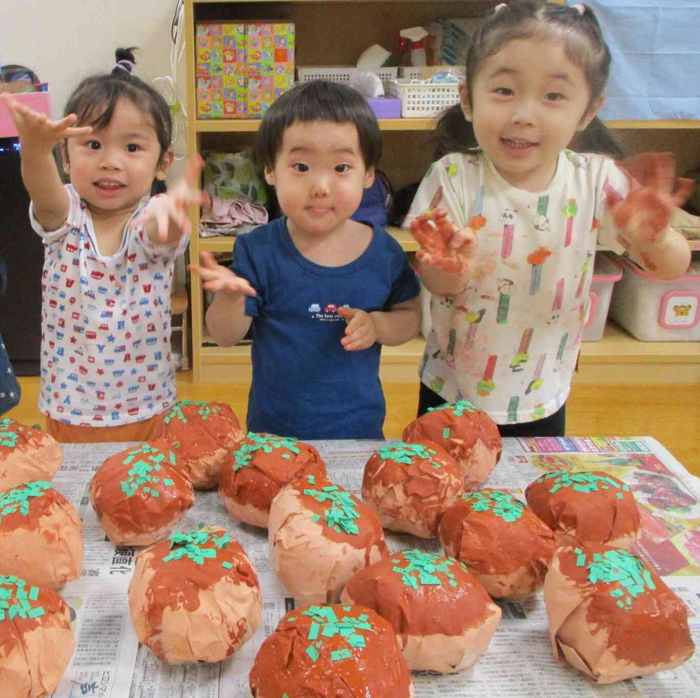 ジャ～ン！ゲームで使うたこ焼きも完成です　（2歳児）