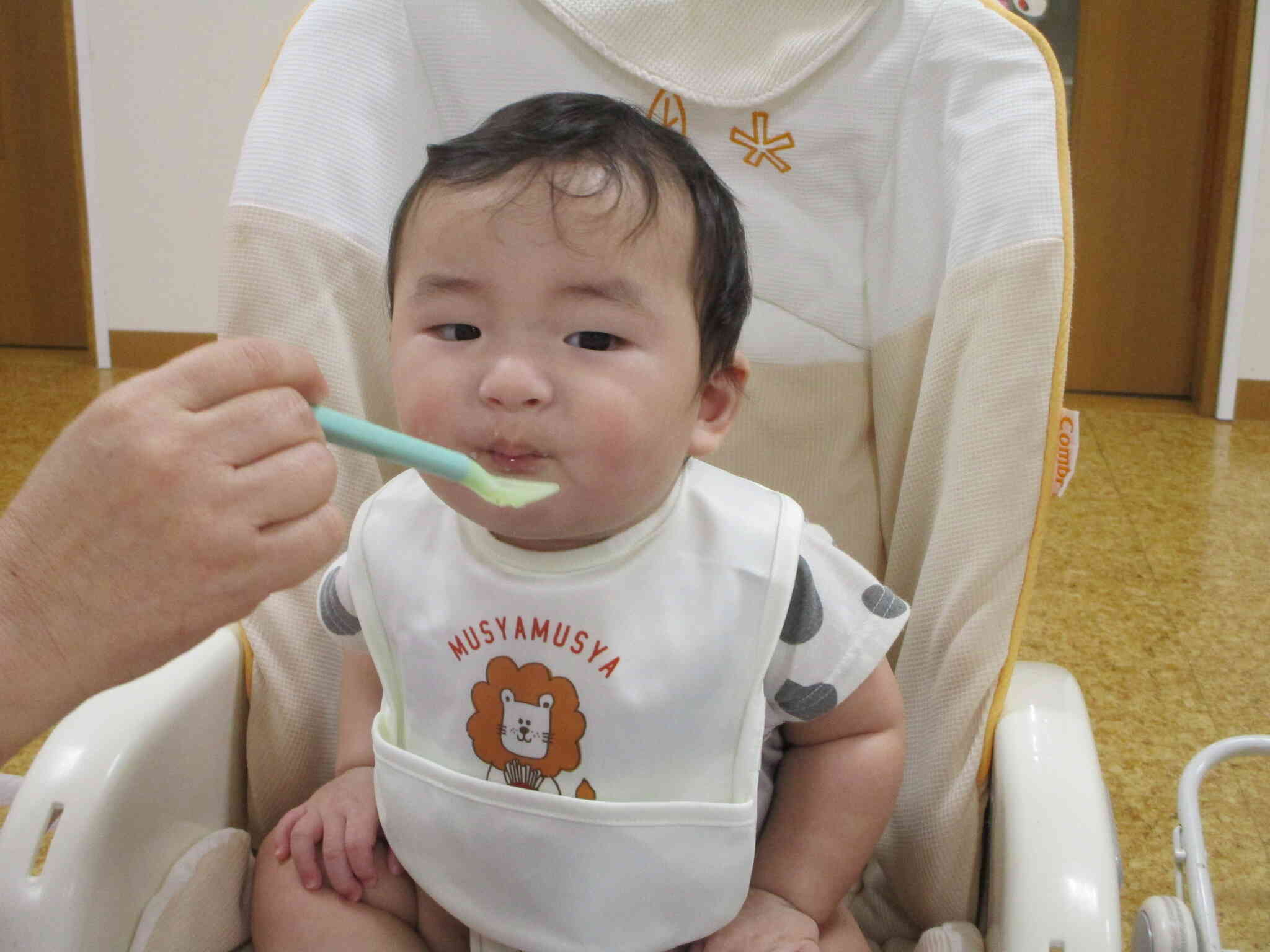 「おいしいね」「うん」と先生とお話ししながら食べています