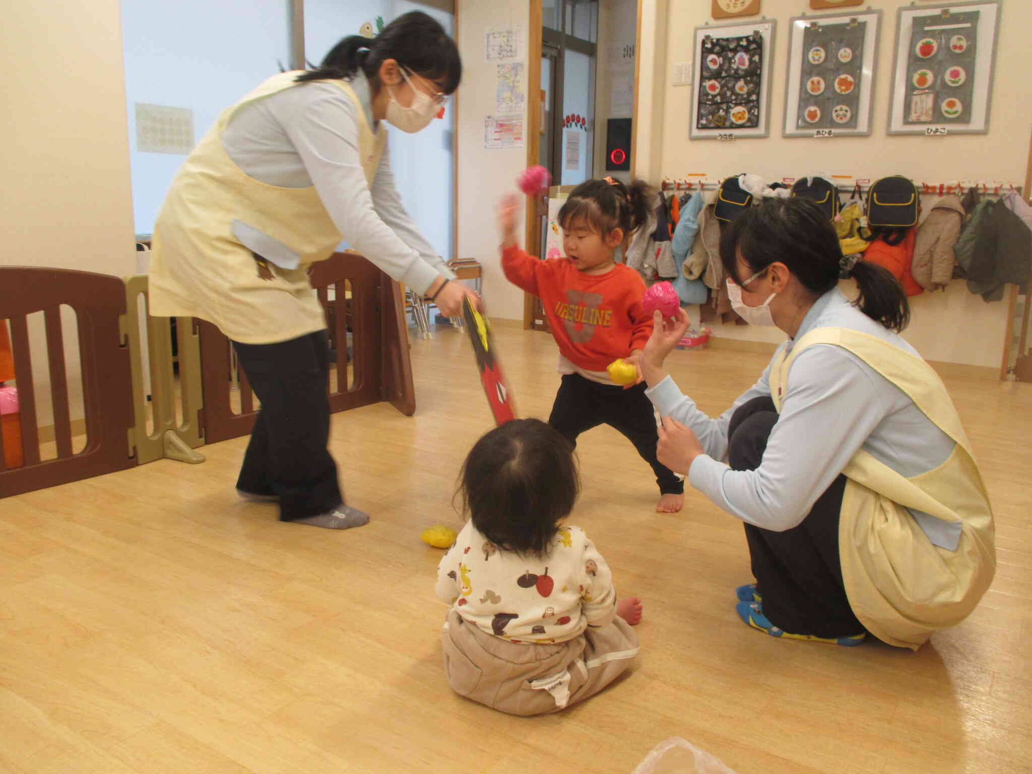 ひよこ組さんも上手にボール投げて鬼たいじ！