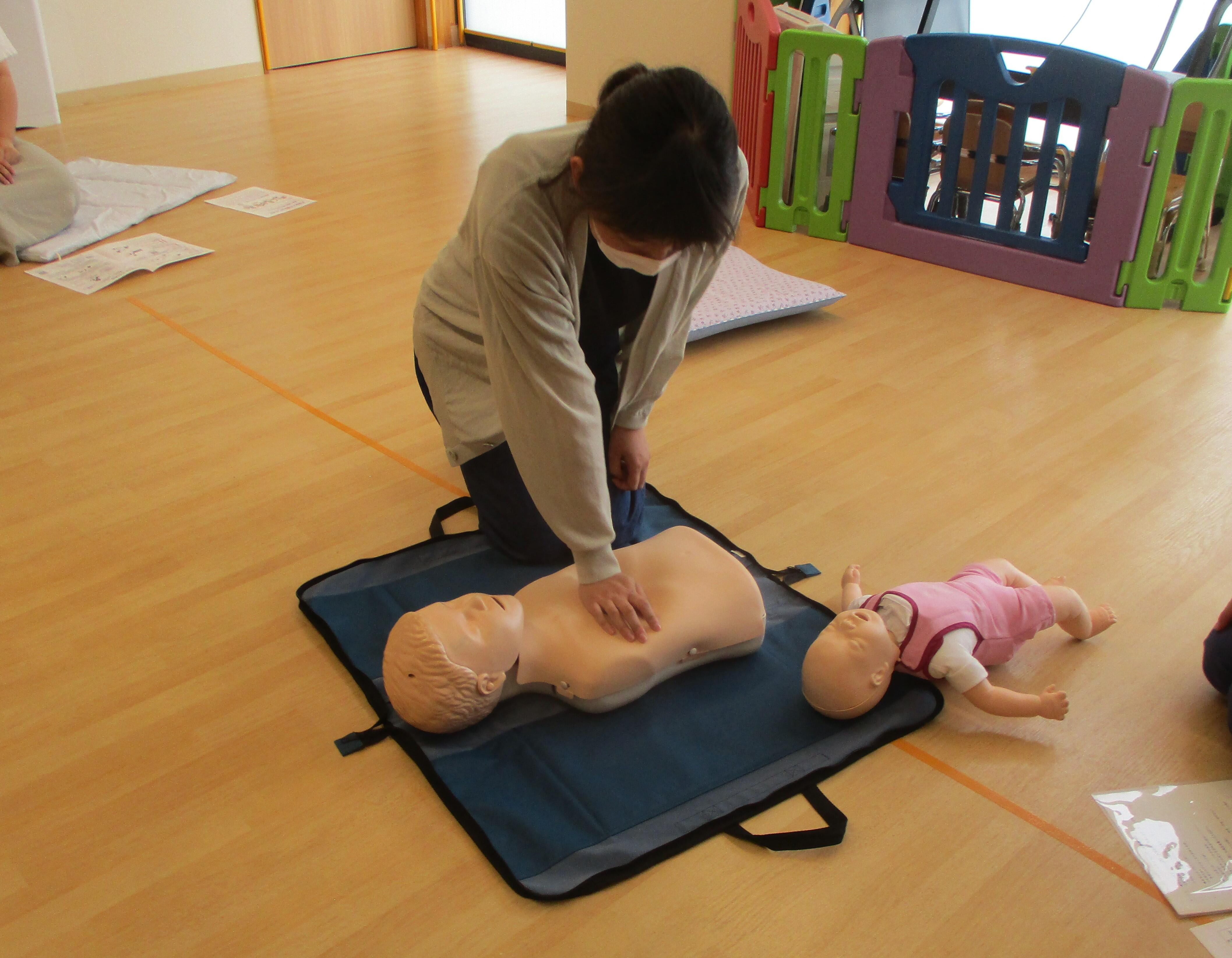 幼児の胸骨圧迫は片手、もしくは両手で行います。